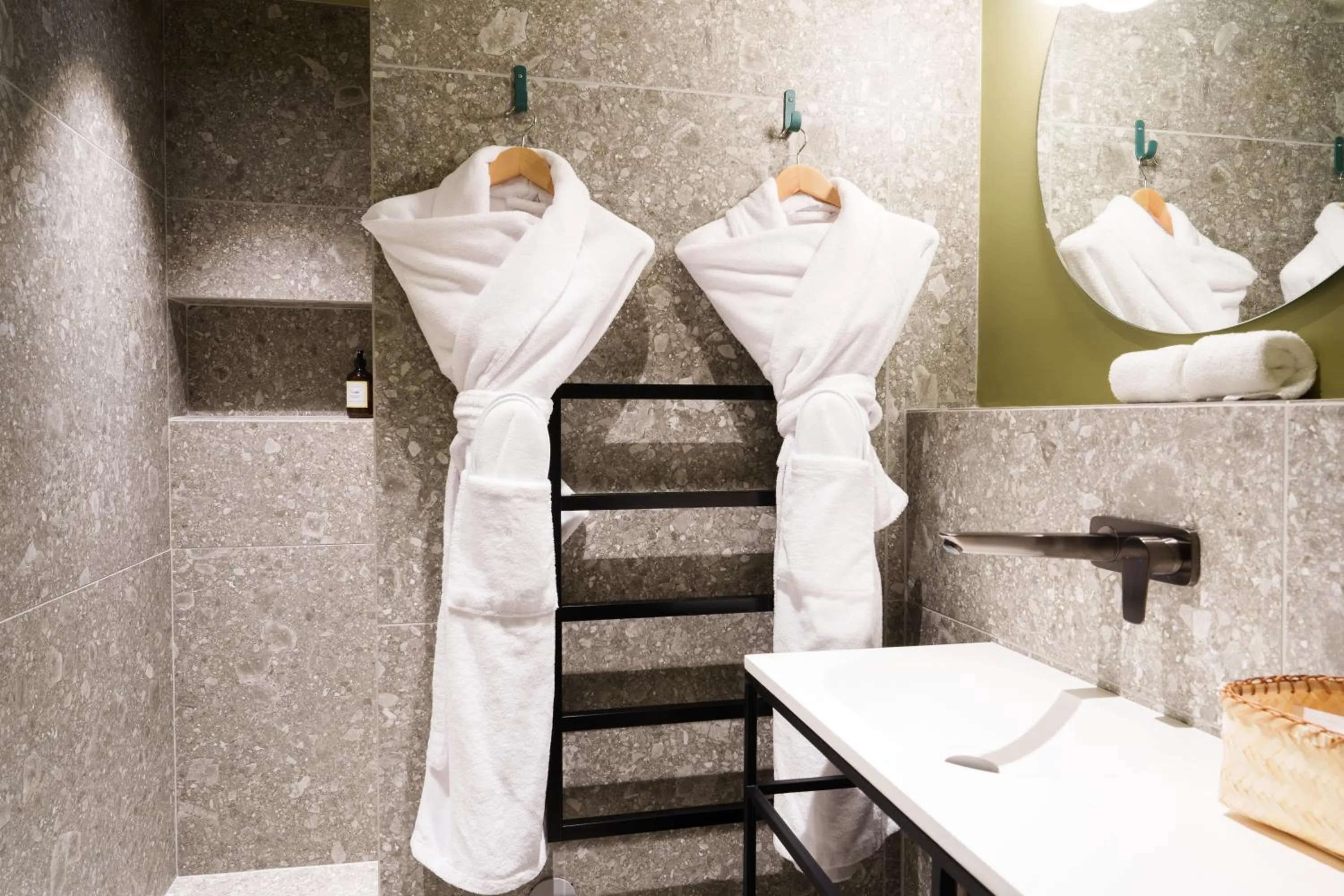 Shower in Bienheureux Hôtel & Restaurant