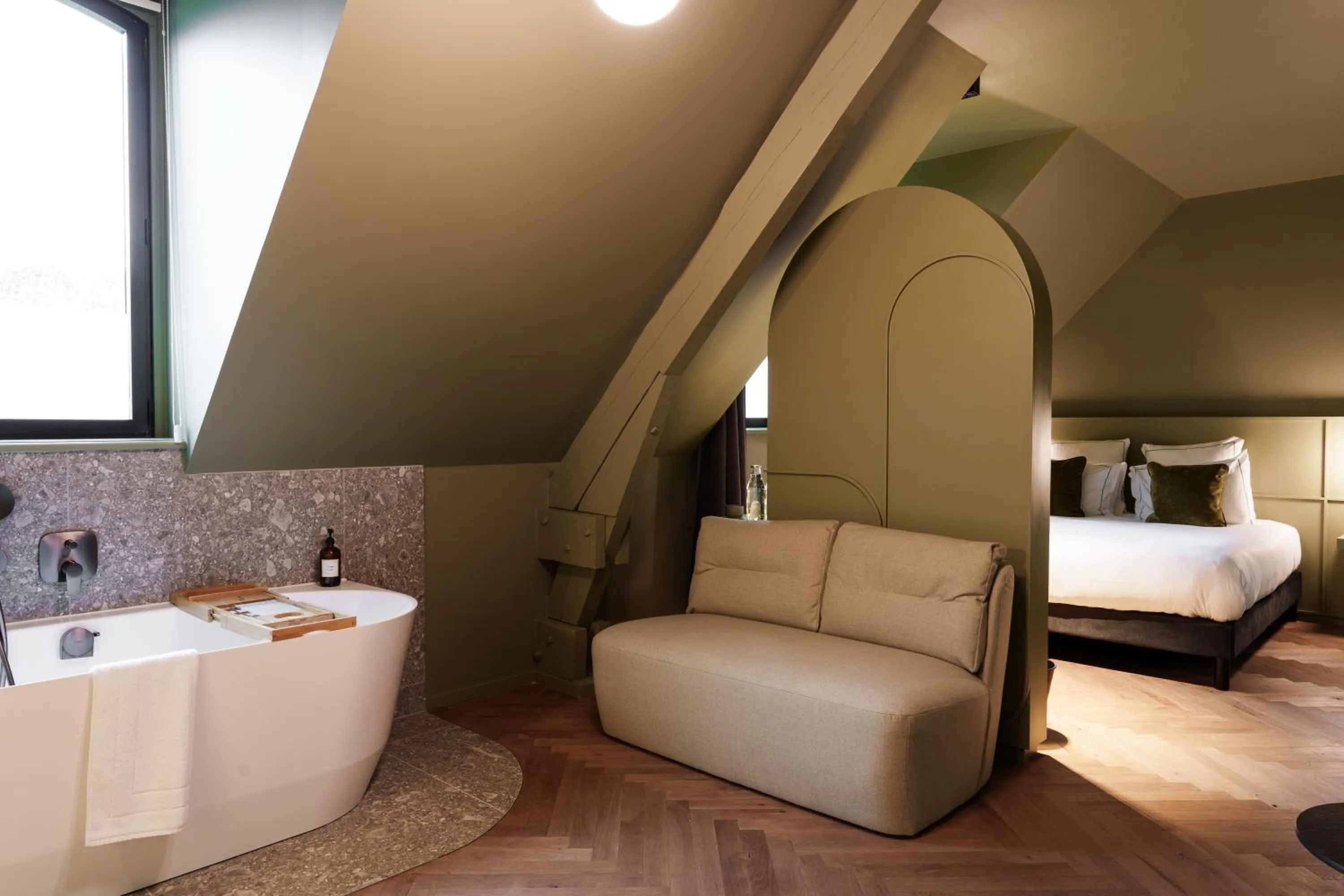 Bath, Bed in Bienheureux Hôtel & Restaurant