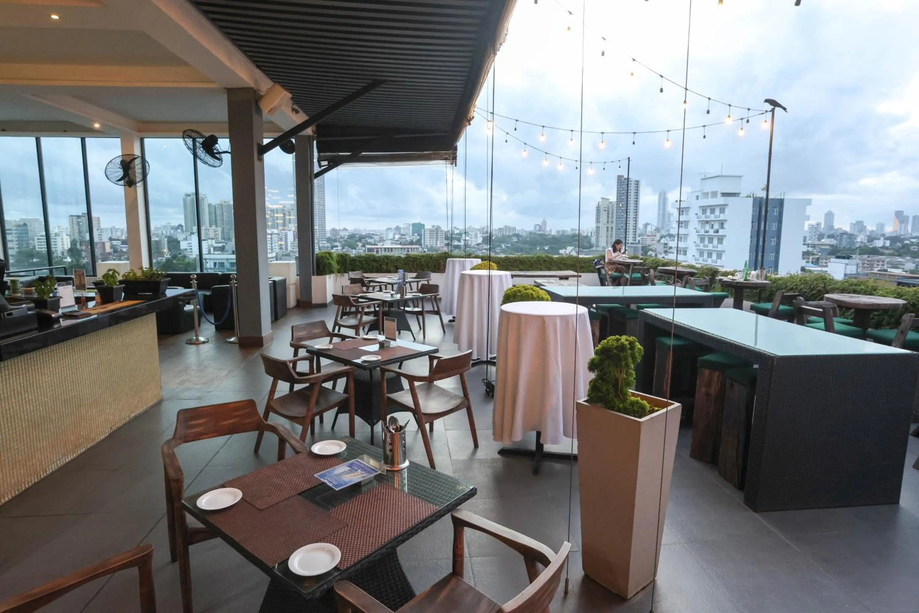 Lounge or bar in Best Western Elyon Colombo