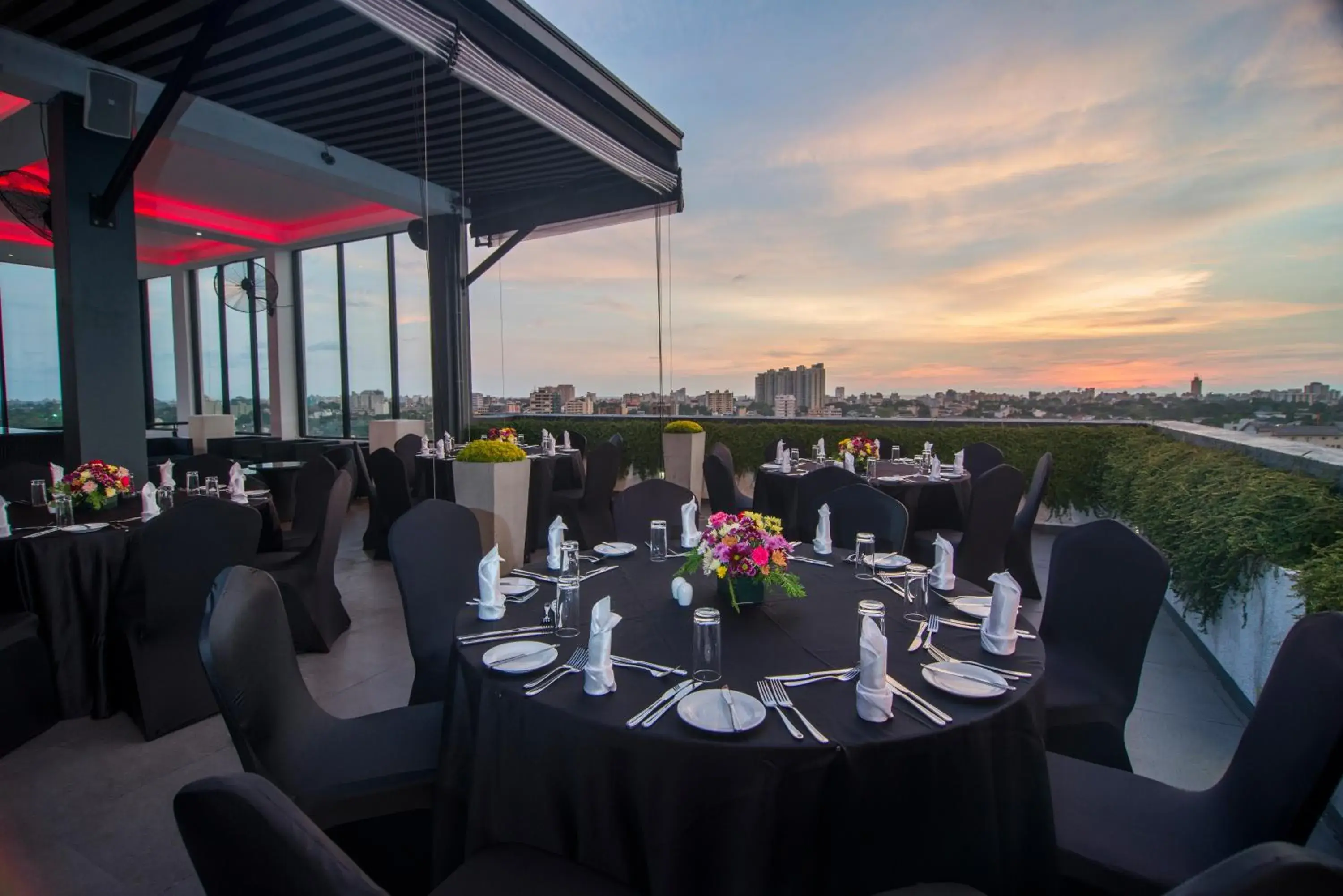 Lounge or bar in Best Western Elyon Colombo Lounge or bar in Best Western Elyon Colombo