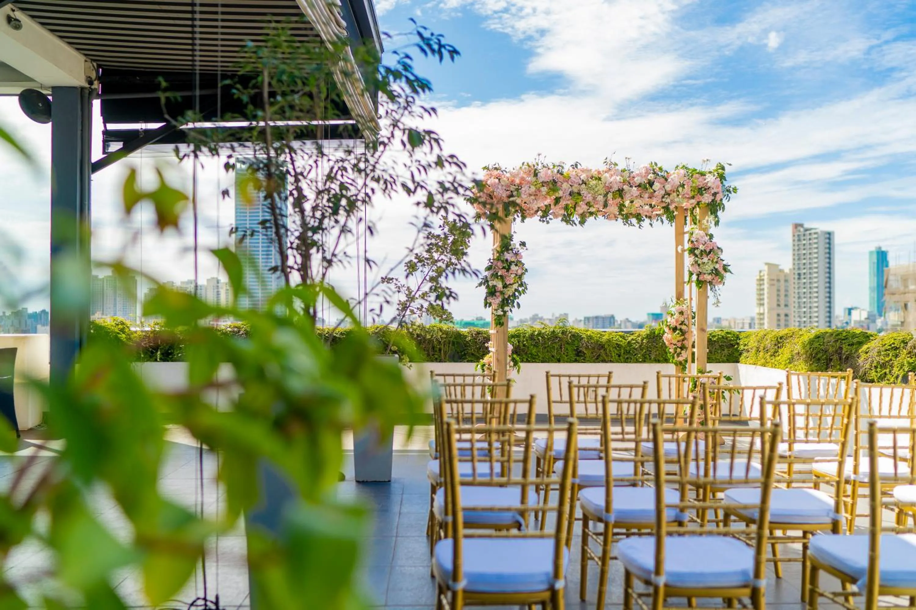 Lounge or bar in Best Western Elyon Colombo