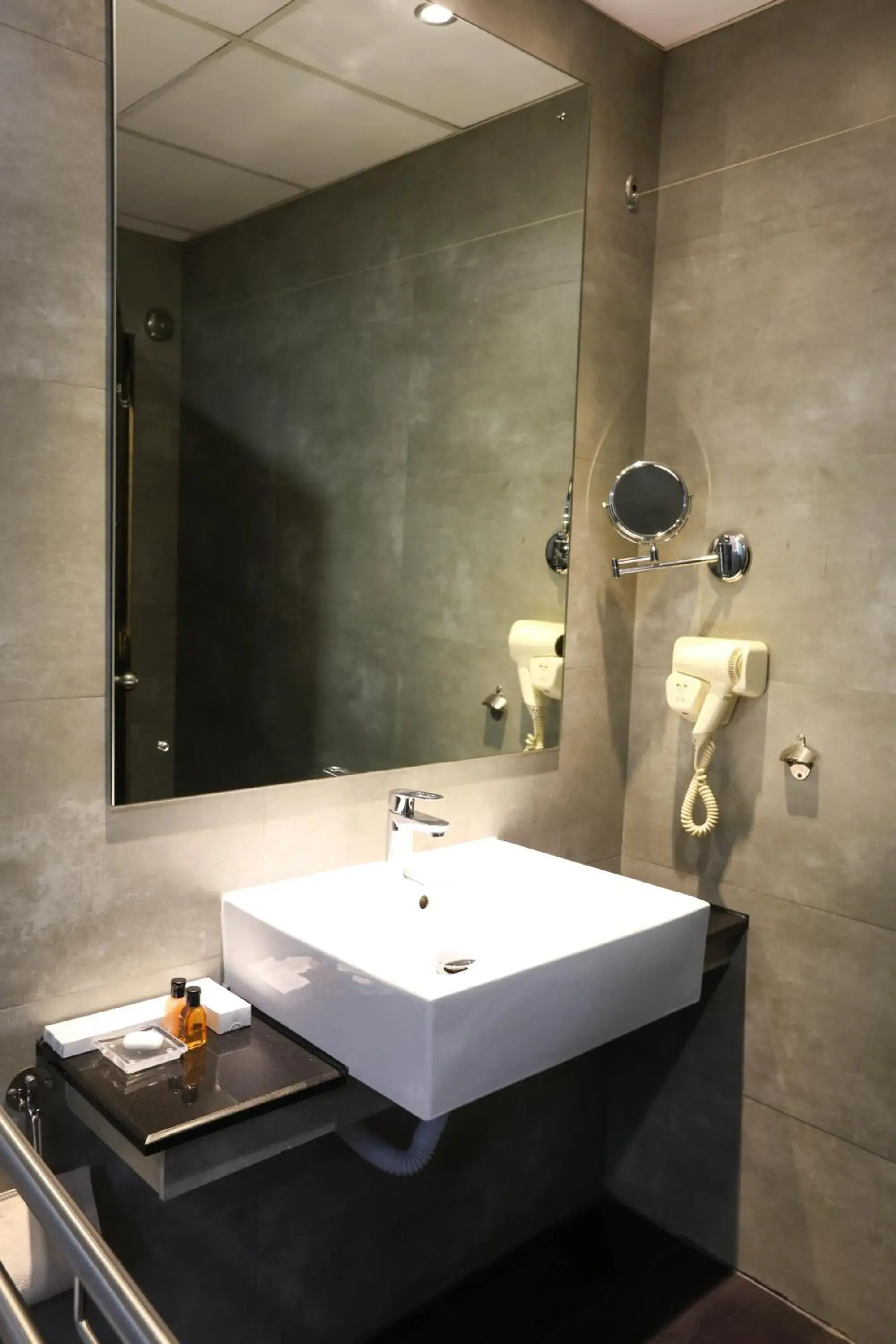 Bathroom in Best Western Elyon Colombo Bathroom in Best Western Elyon Colombo