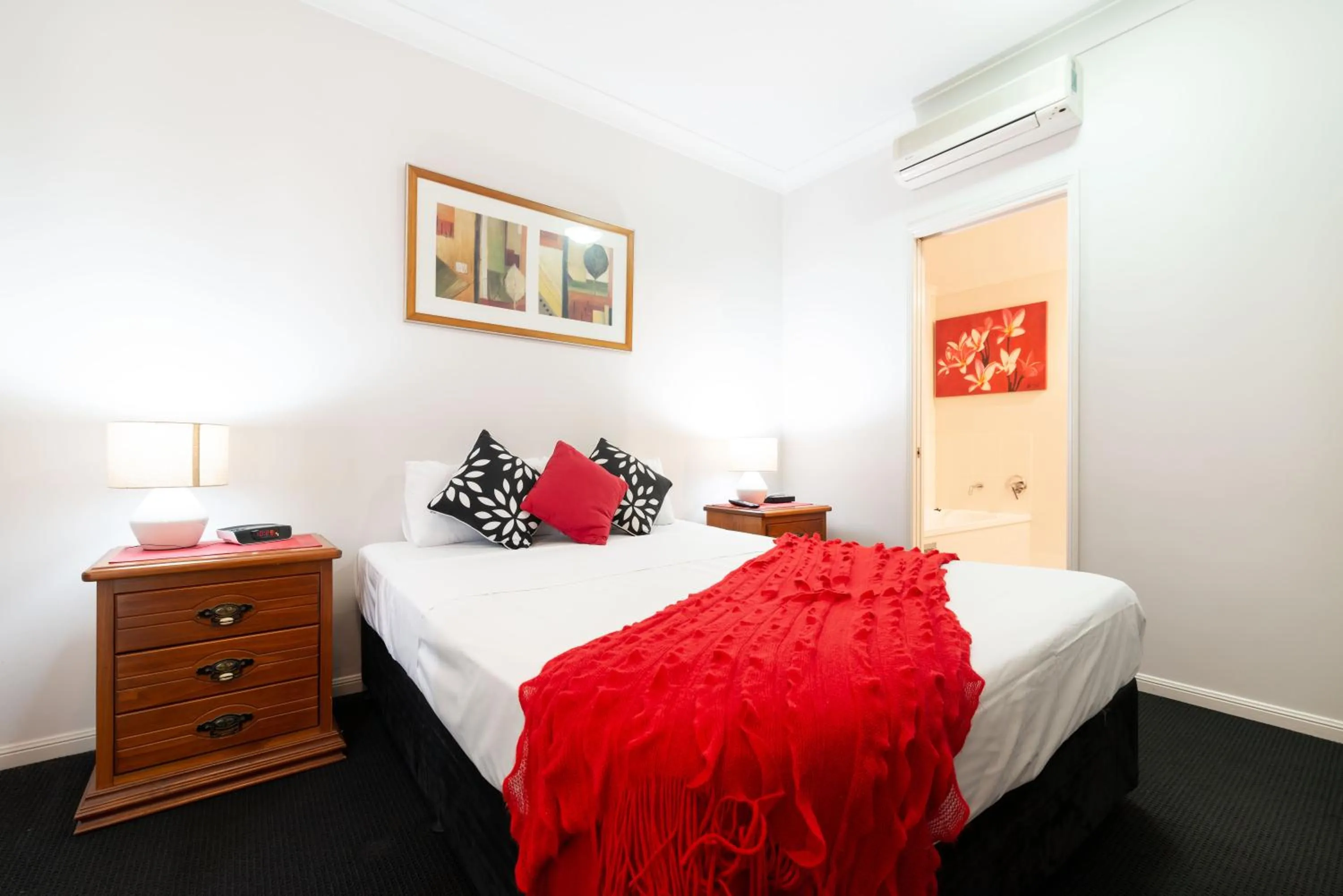 Bedroom, Bed in Cairns City Apartments