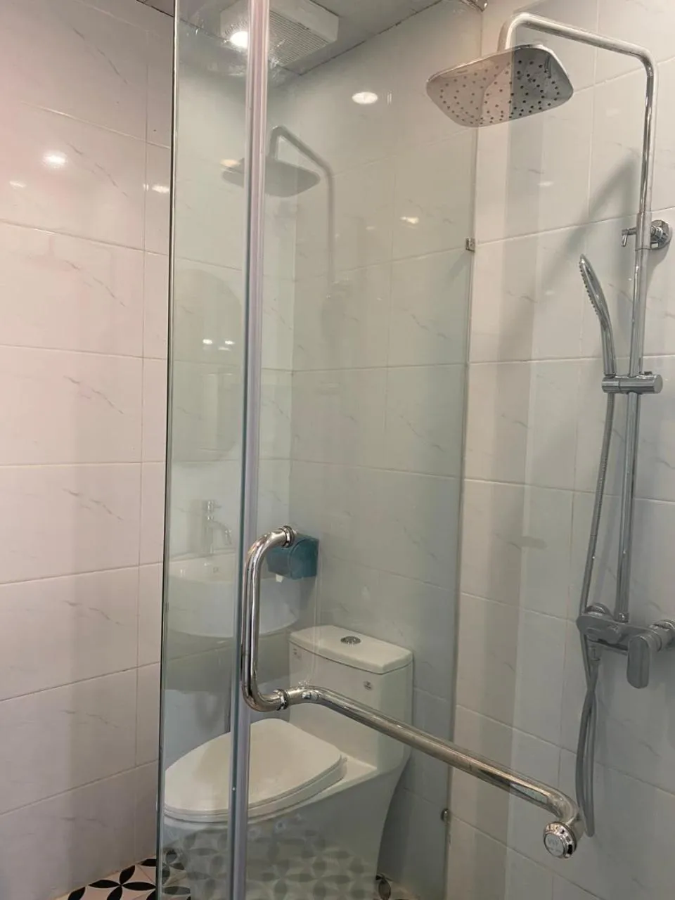 Toilet in La Renta Premier Hotel & Spa Hanoi