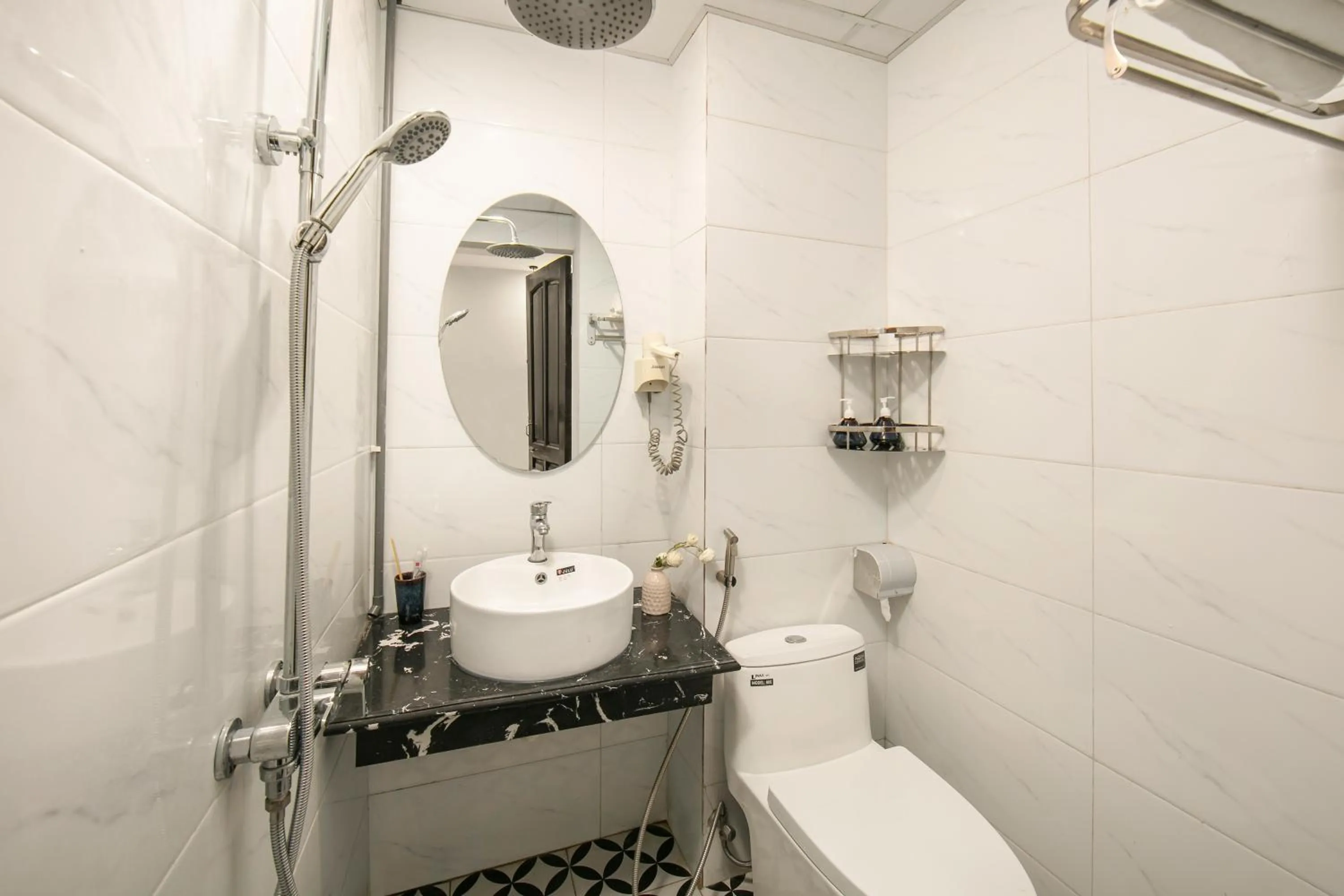 Toilet in La Renta Premier Hotel & Spa Hanoi