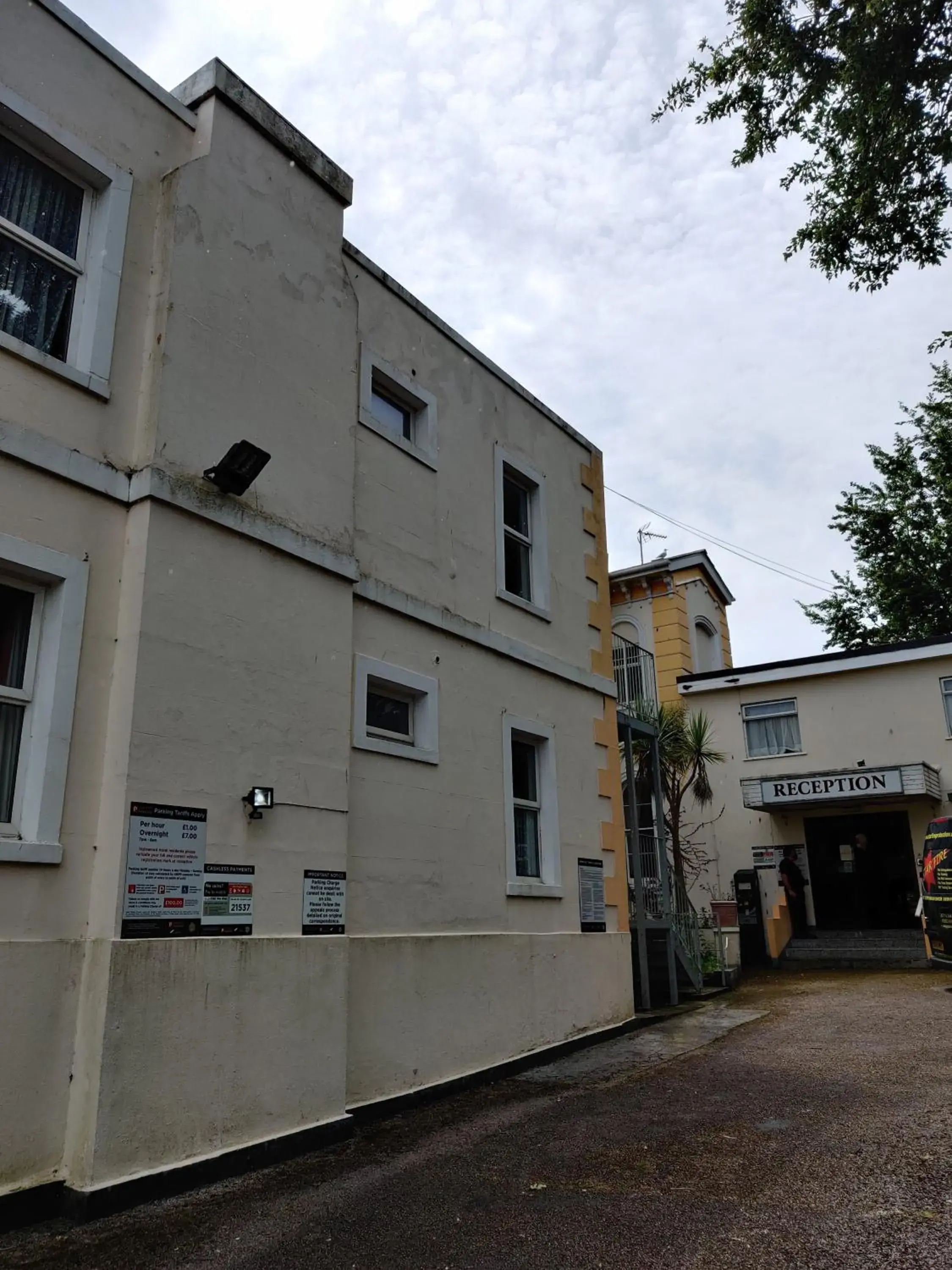 Facade/entrance in Inglewood Palm Hotel, Abbey Sands Torquay Facade/entrance in Inglewood Palm Hotel, Abbey Sands Torquay