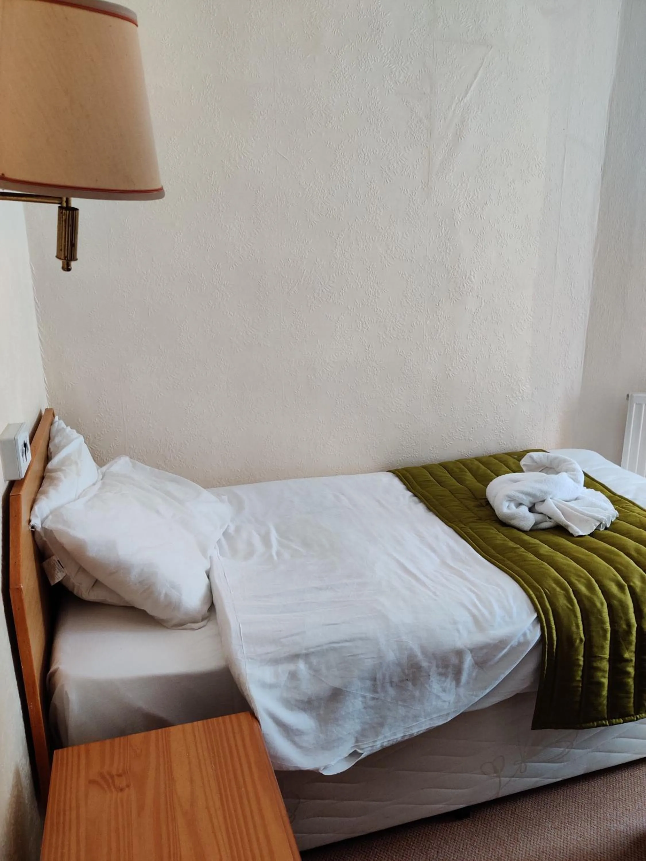 Bedroom in Inglewood Palm Hotel, Abbey Sands Torquay