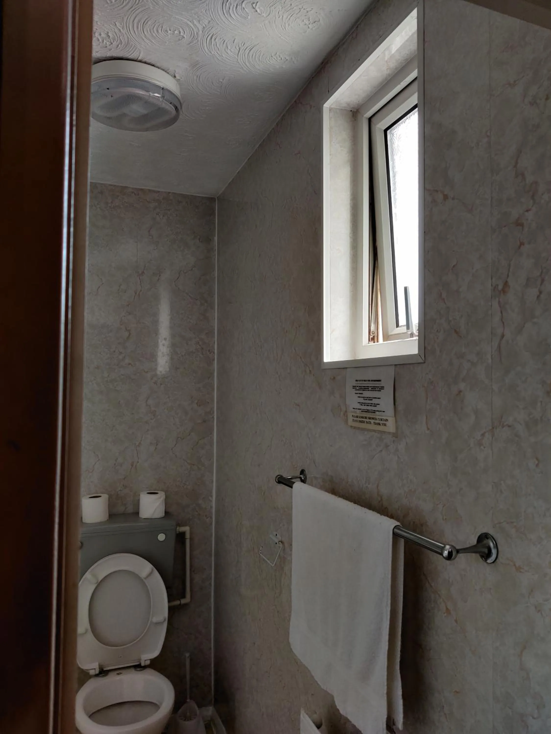 Bathroom in Inglewood Palm Hotel, Abbey Sands Torquay