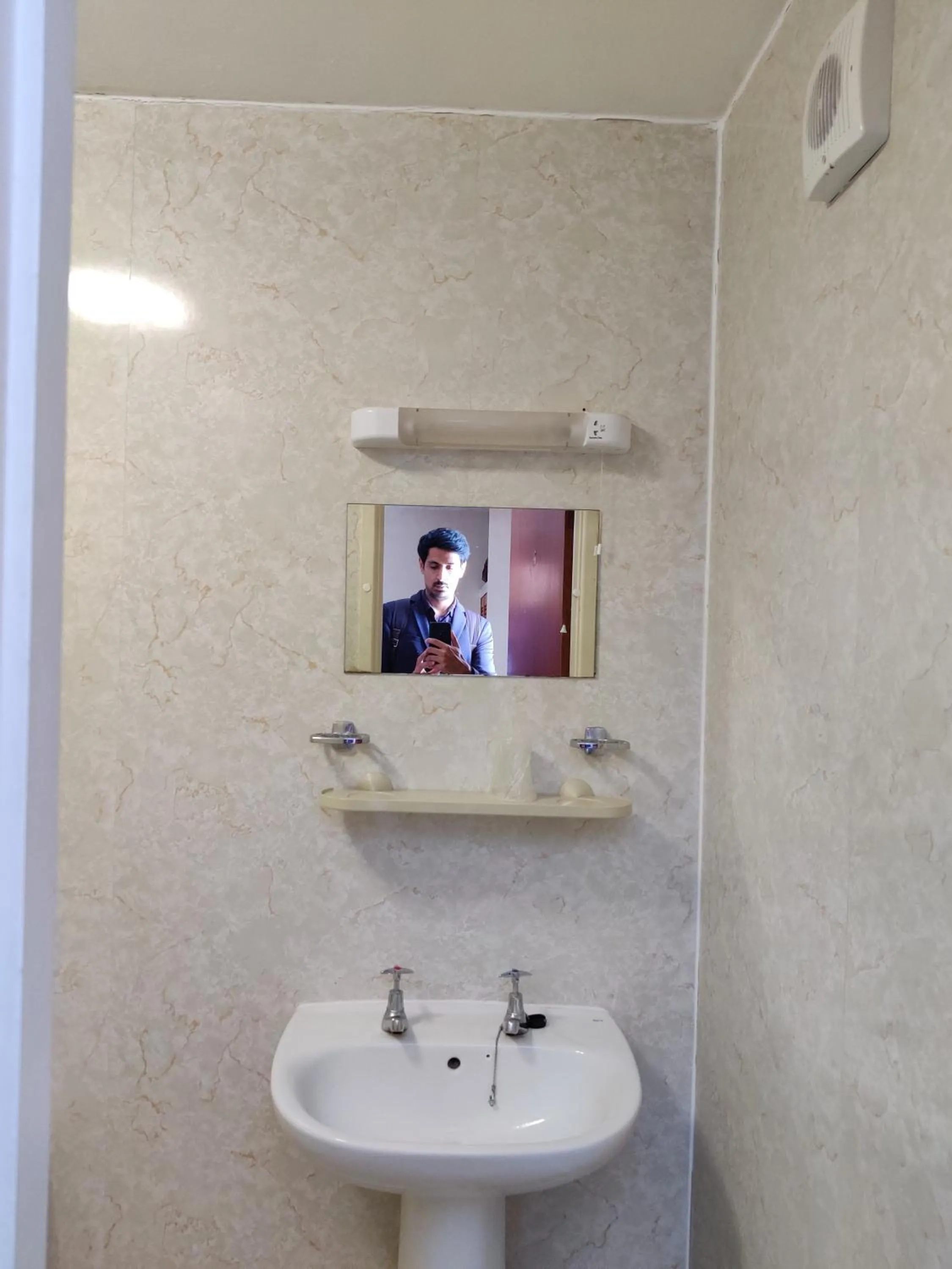 Bathroom in Inglewood Palm Hotel, Abbey Sands Torquay