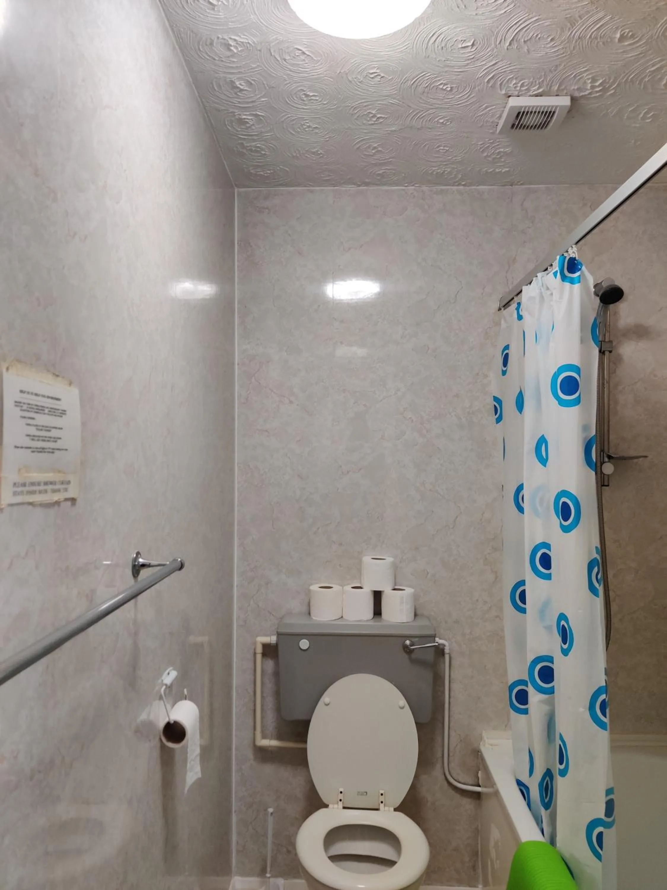 Bathroom in Inglewood Palm Hotel, Abbey Sands Torquay