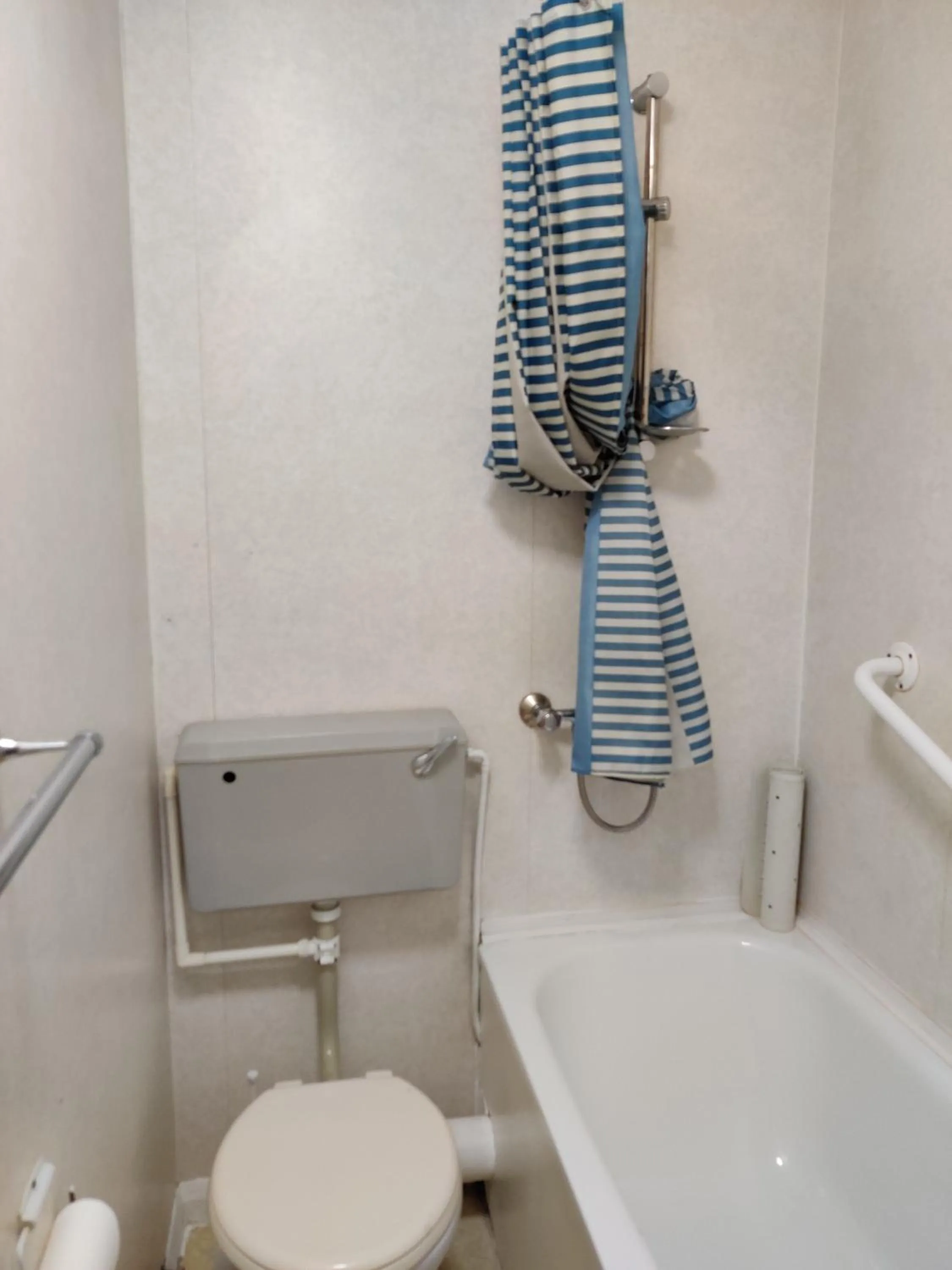 Bathroom in Inglewood Palm Hotel, Abbey Sands Torquay