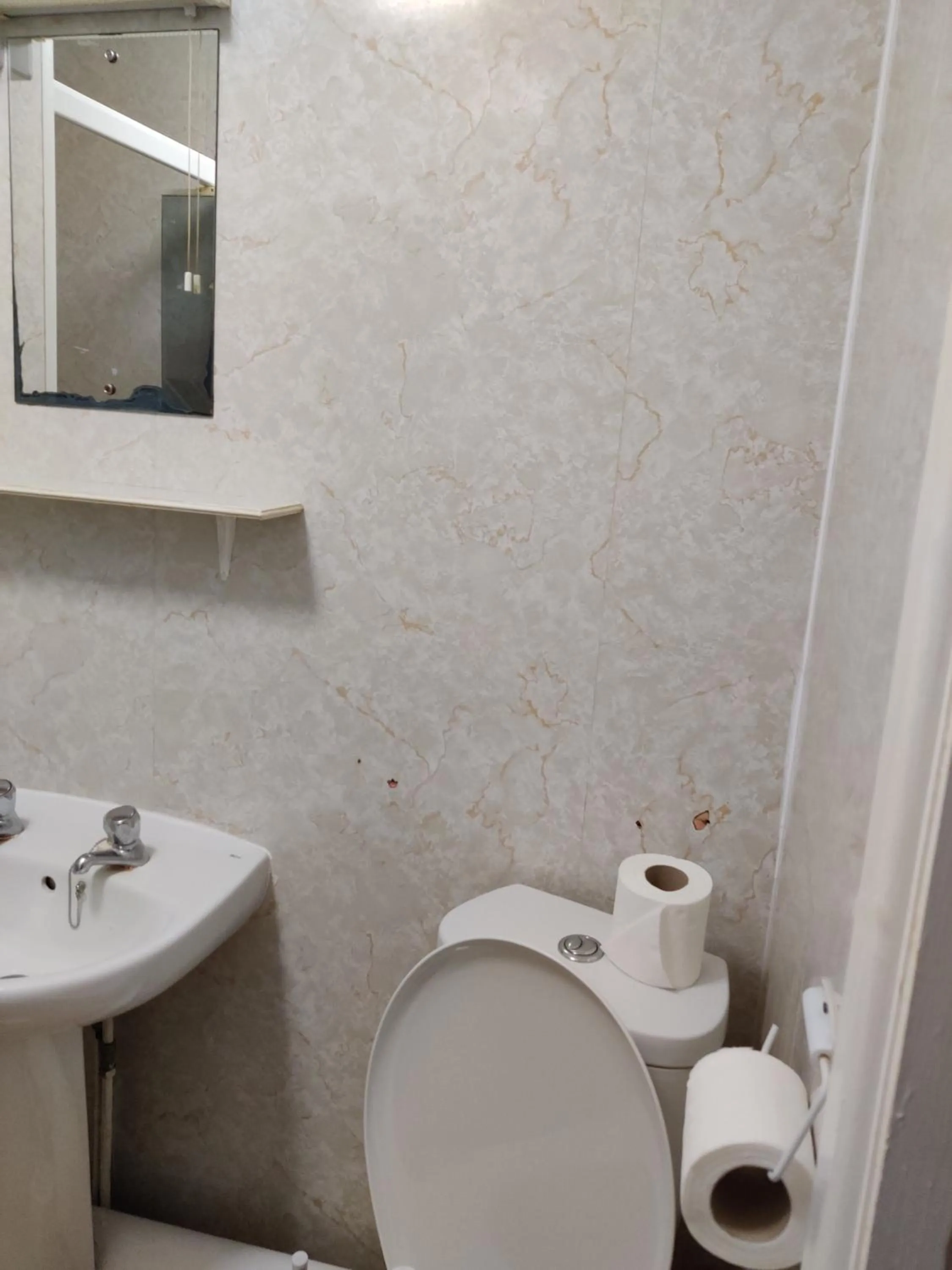 Bathroom in Inglewood Palm Hotel, Abbey Sands Torquay