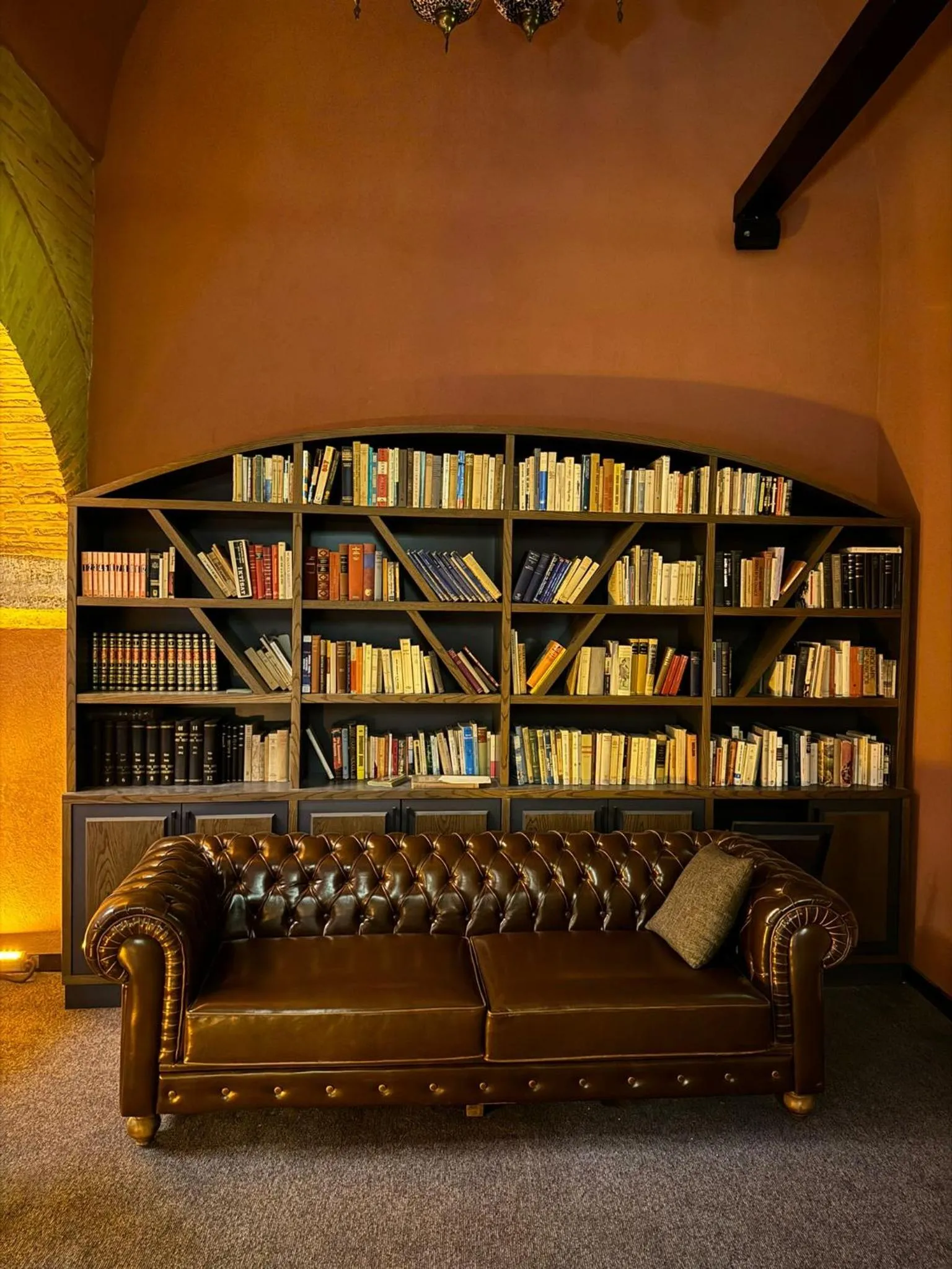 Library in Rüstempaşa Kervansaray Hotel with Free Parking