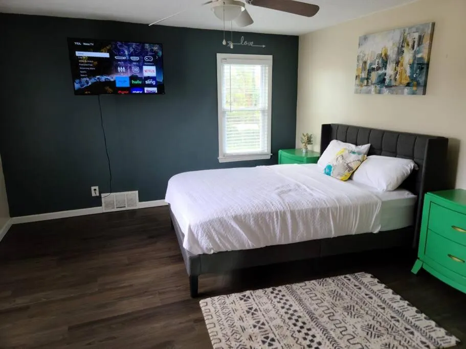 Bed in Large Central Homelike Townhome