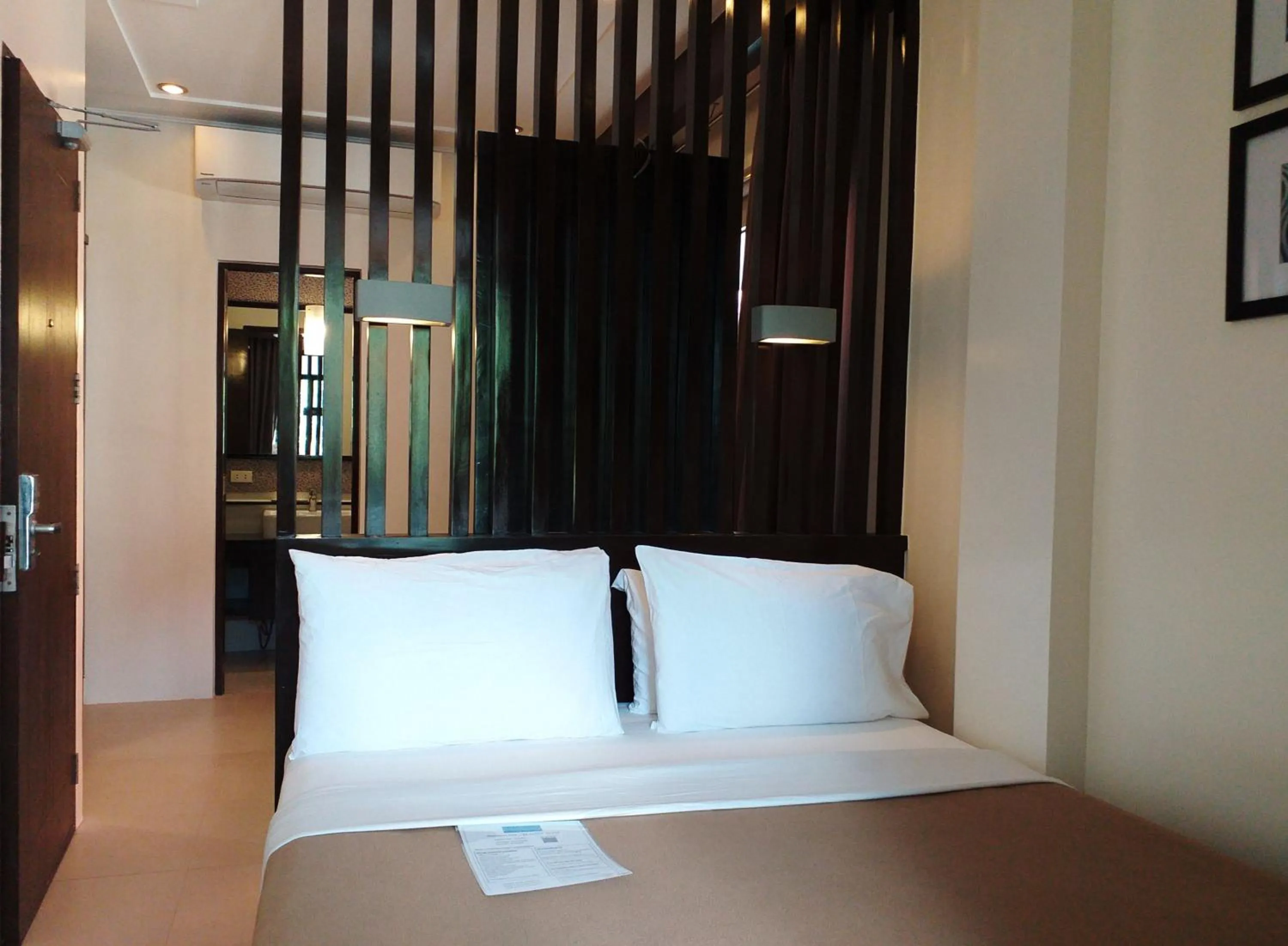 Photo of the whole room, Bed in One Crescent Place Hotel