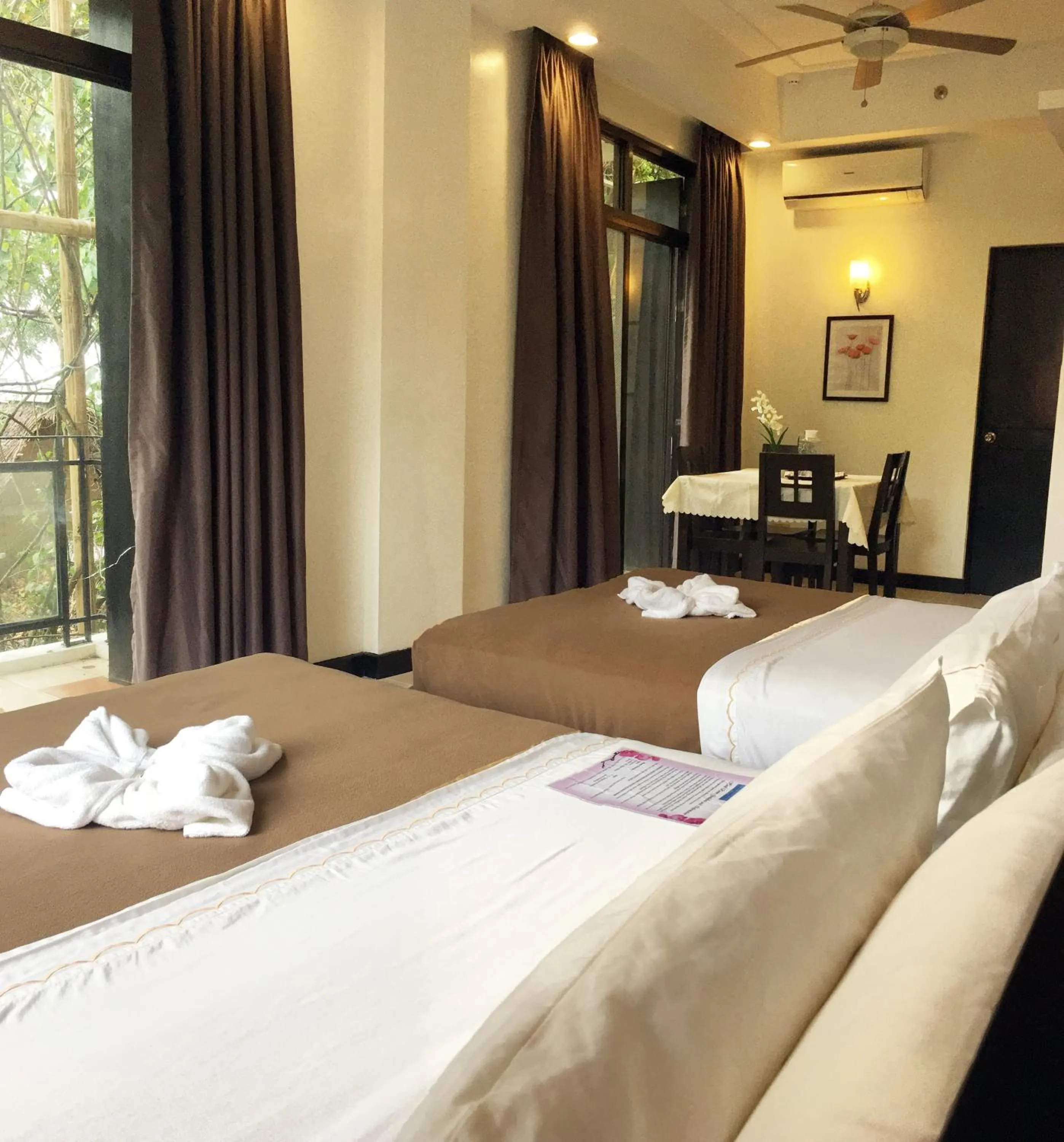 Bedroom, Bed in One Crescent Place Hotel