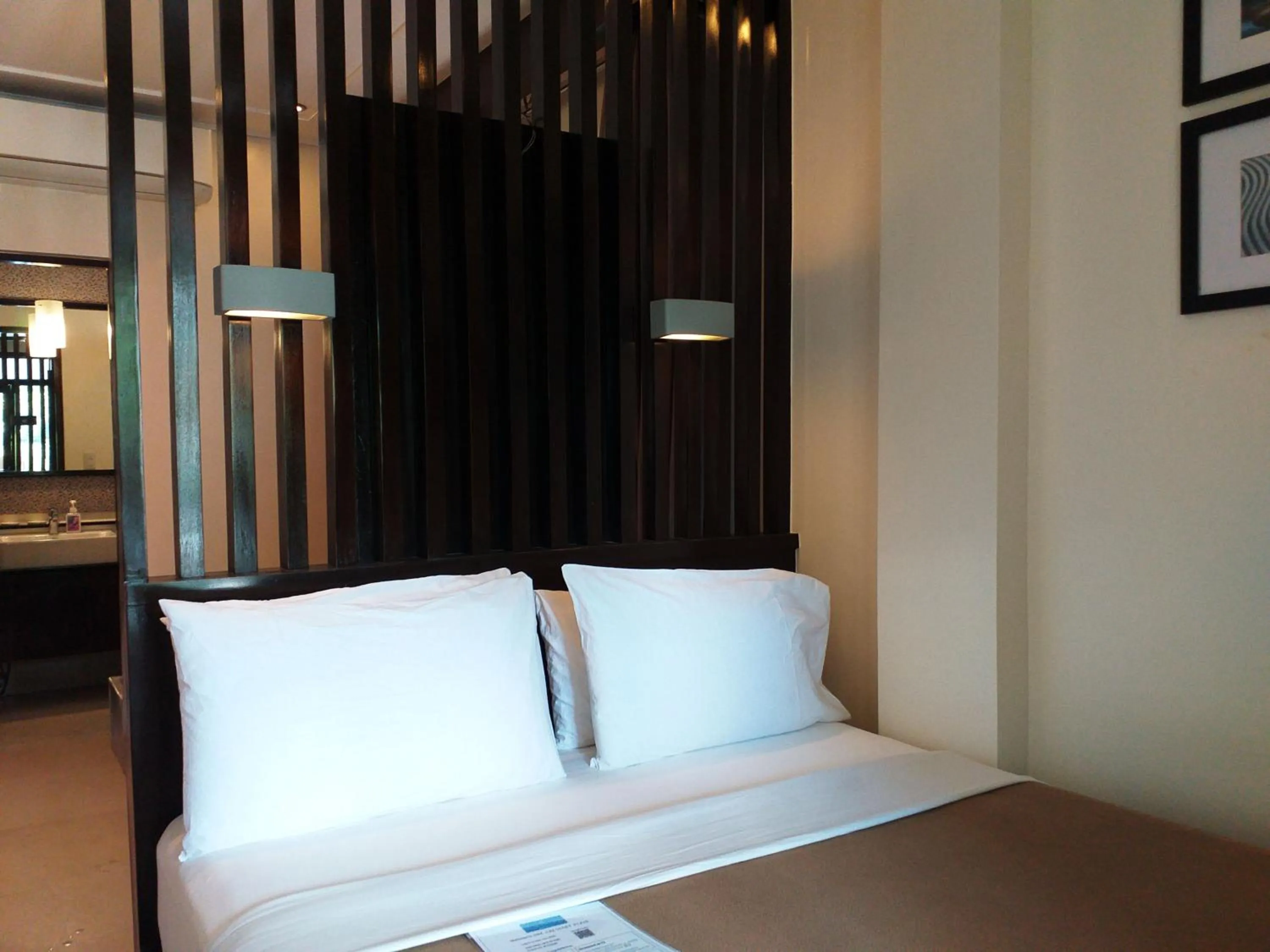 Bedroom, Bed in One Crescent Place Hotel