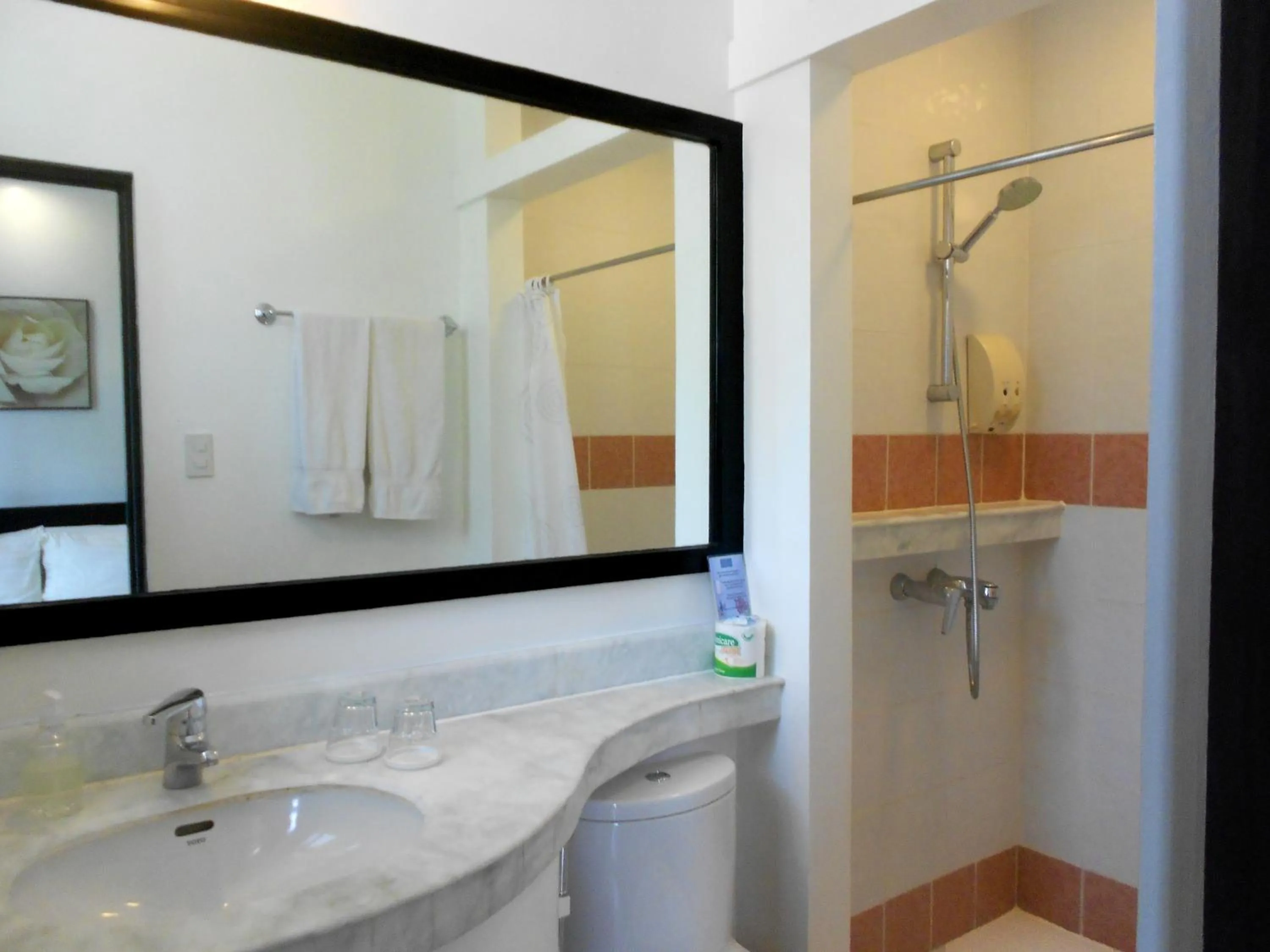 Bathroom in One Crescent Place Hotel