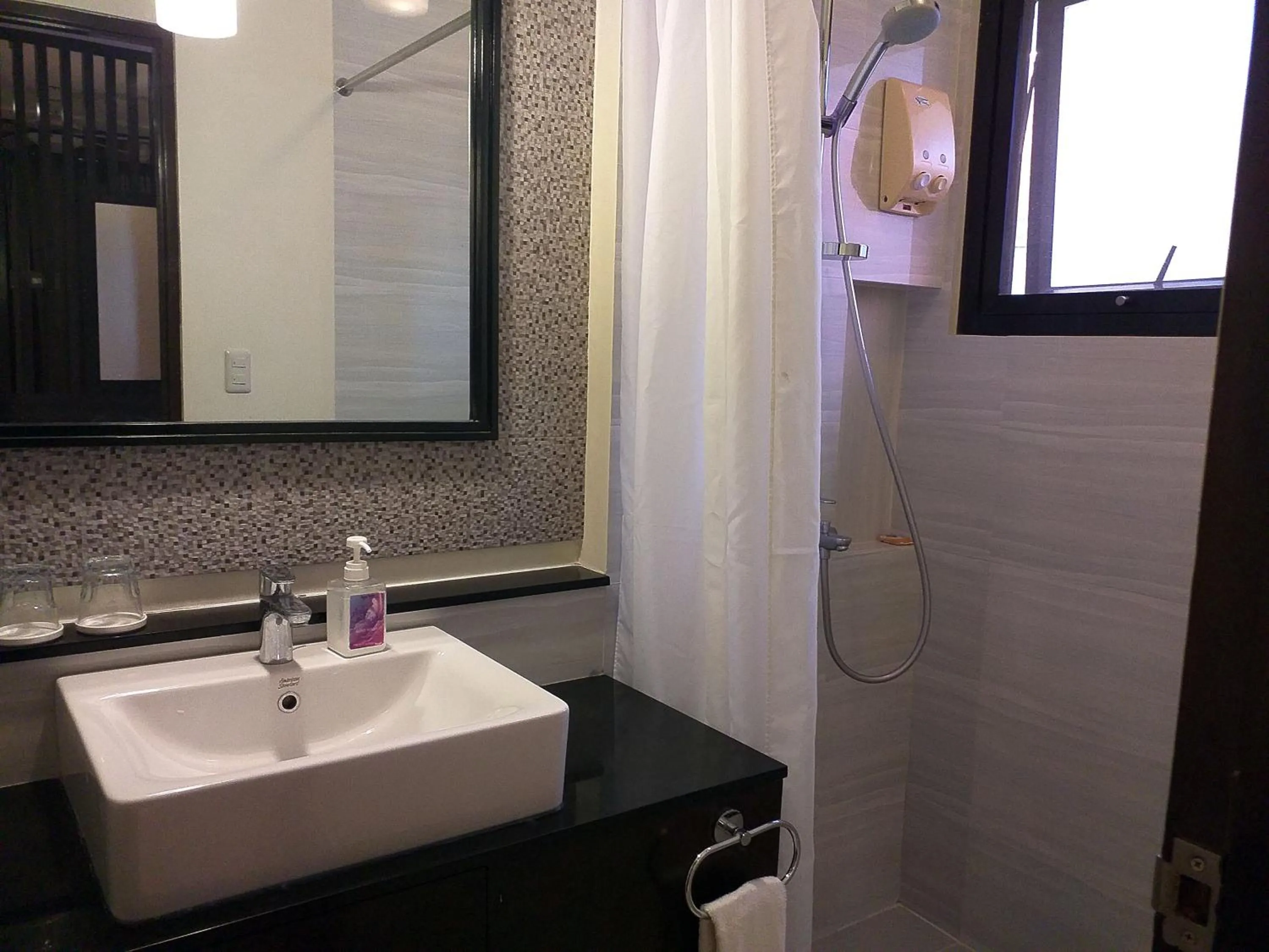 Bathroom in One Crescent Place Hotel