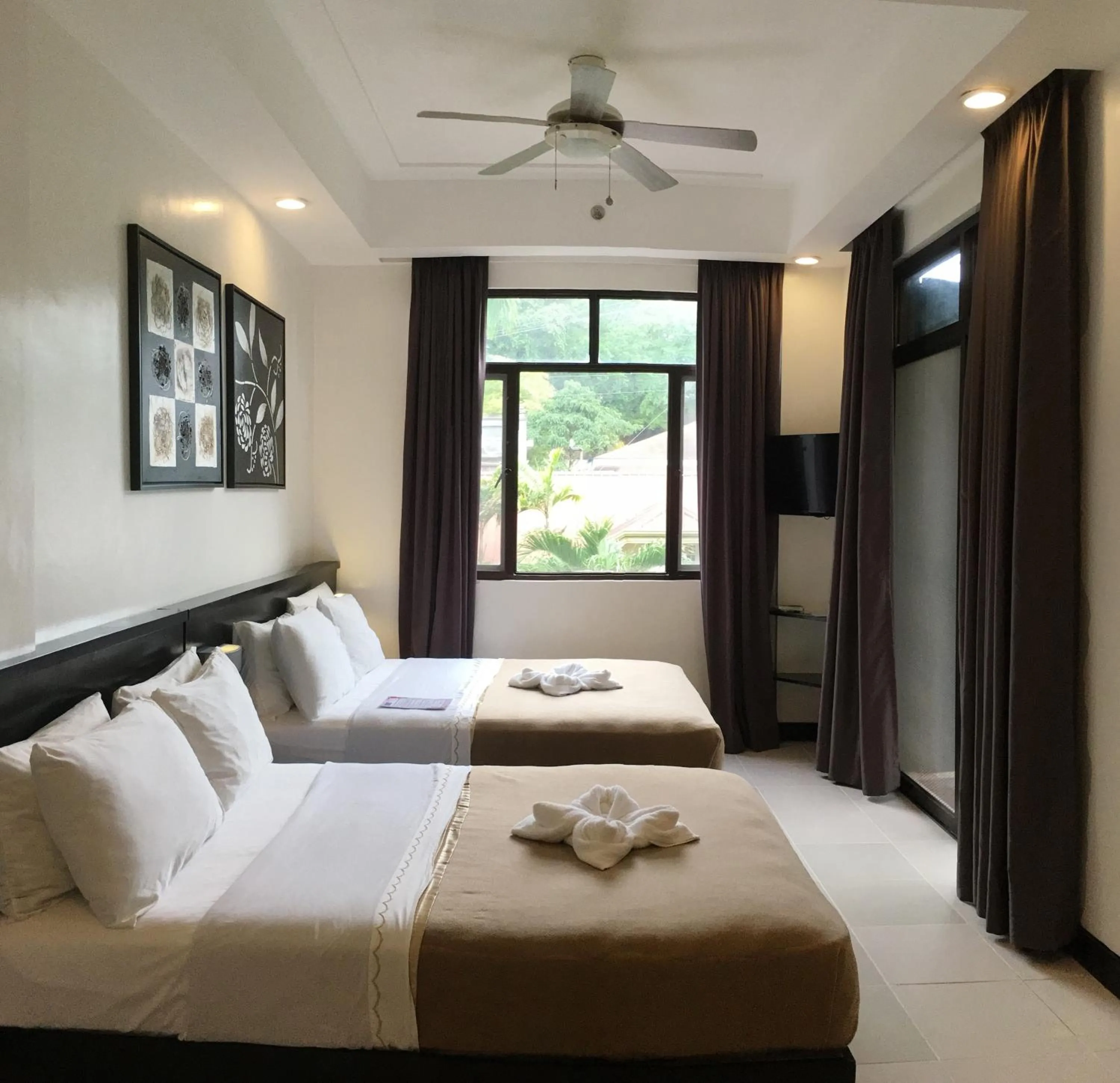 Bedroom, Bed in One Crescent Place Hotel