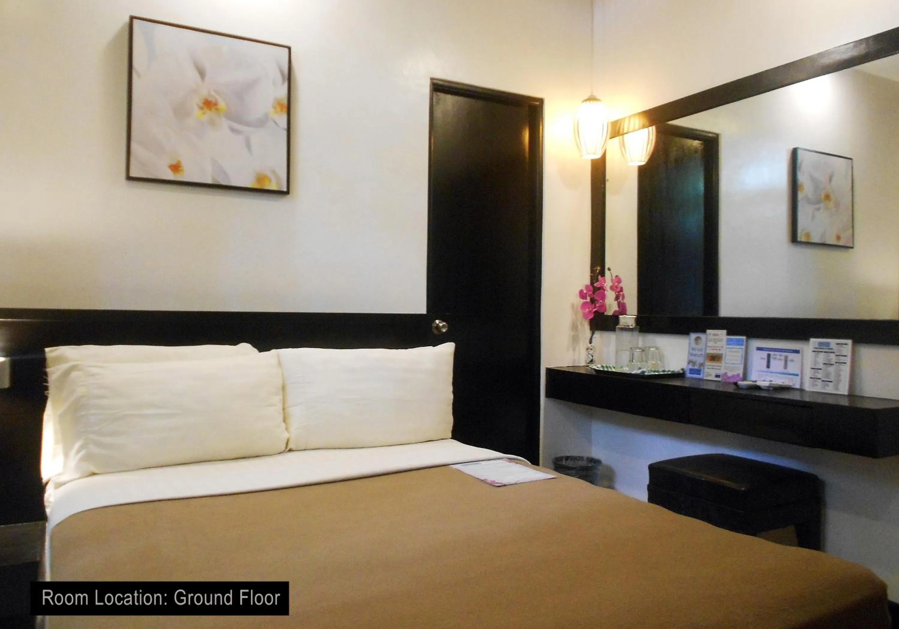 Bedroom, Bed in One Crescent Place Hotel