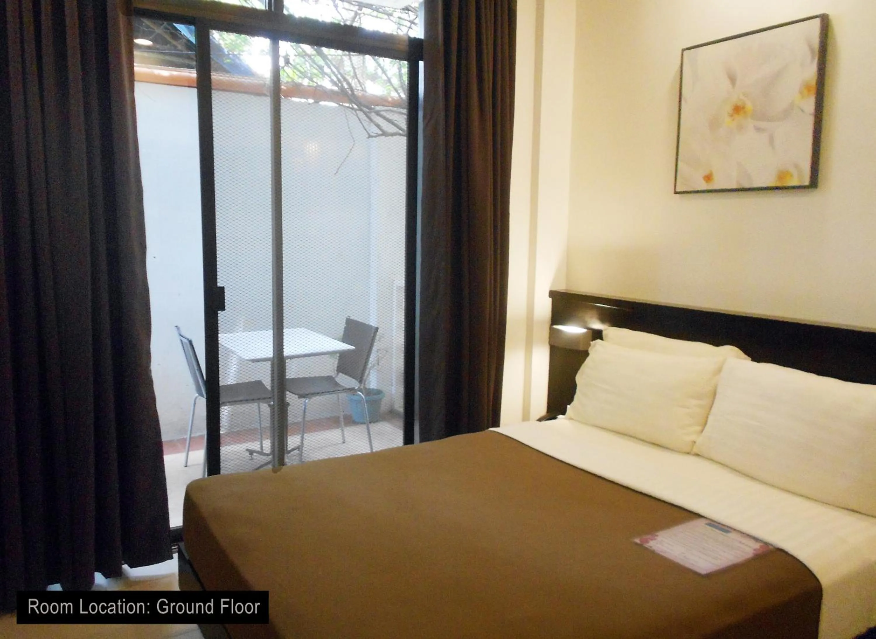 Bedroom, Bed in One Crescent Place Hotel