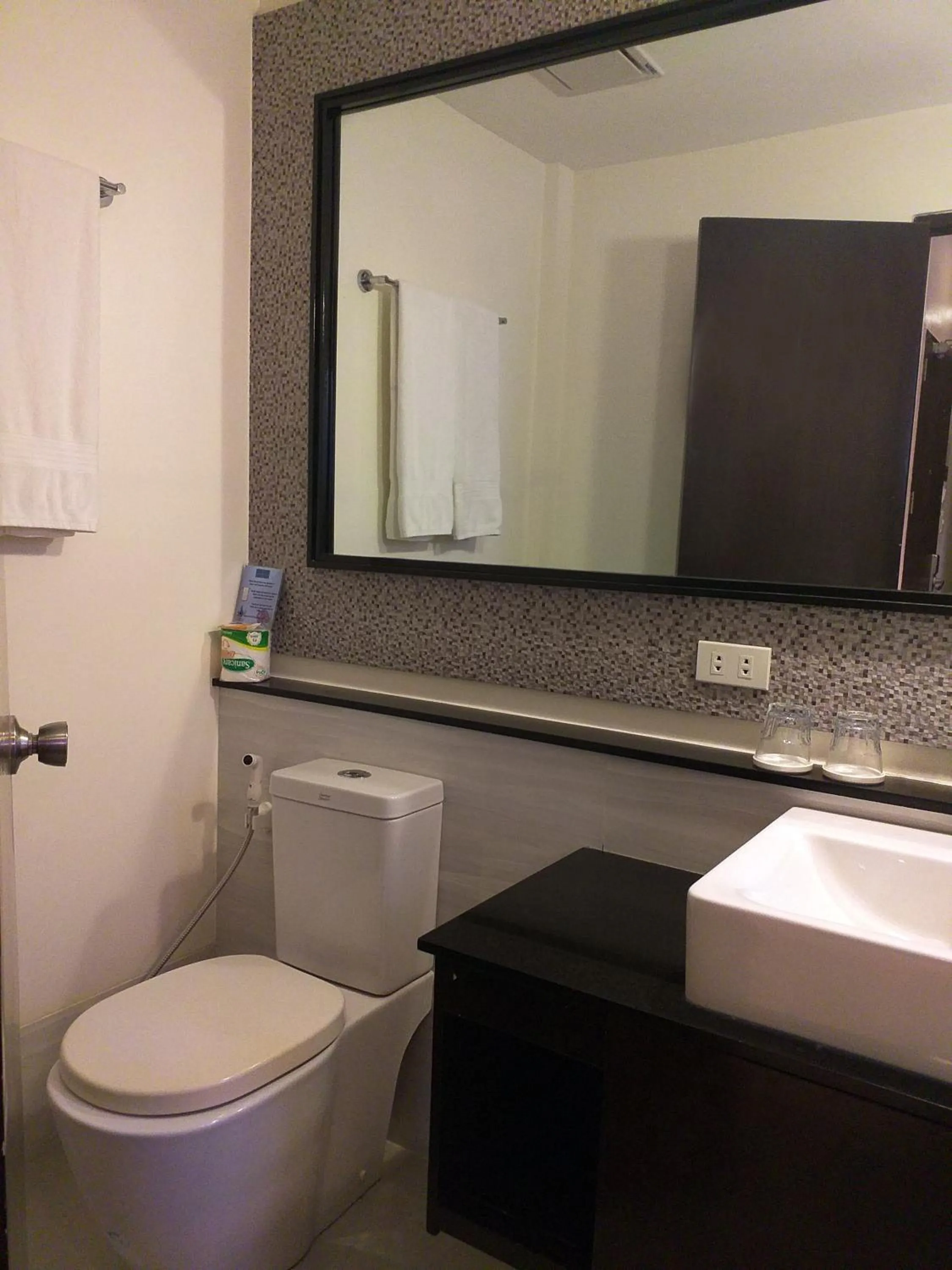 Bathroom in One Crescent Place Hotel