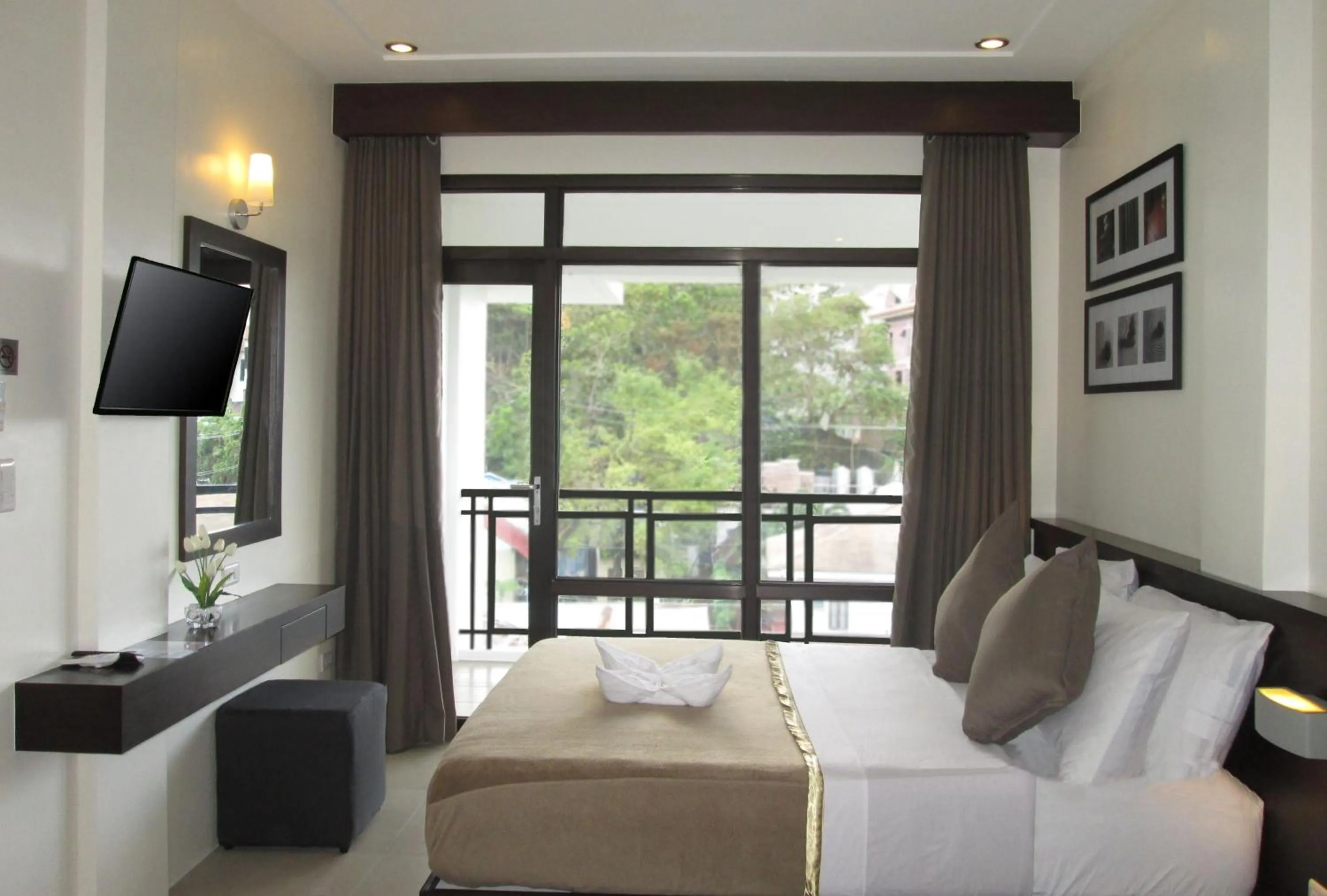 Bedroom, Bed in One Crescent Place Hotel