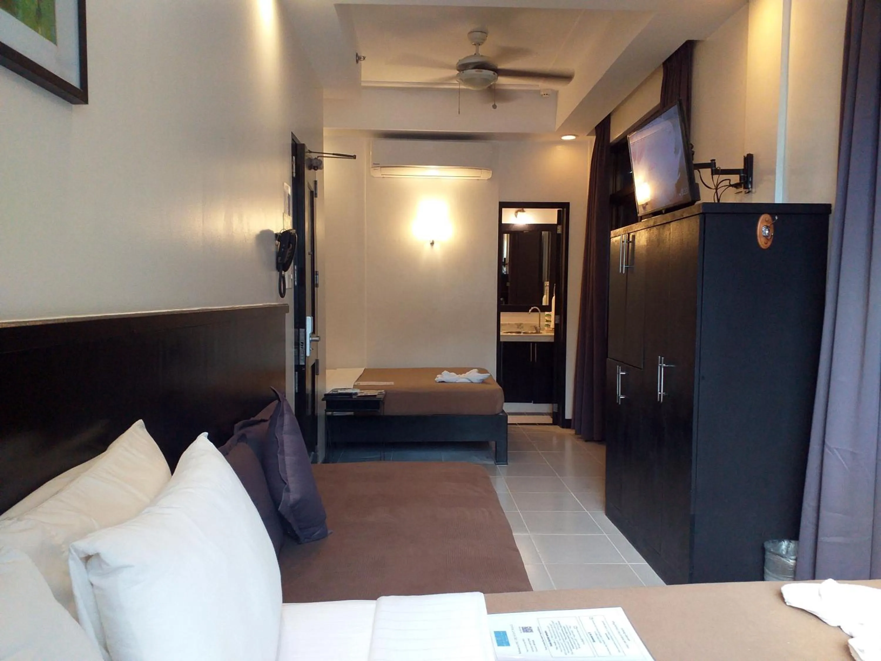 Bedroom, Bed in One Crescent Place Hotel