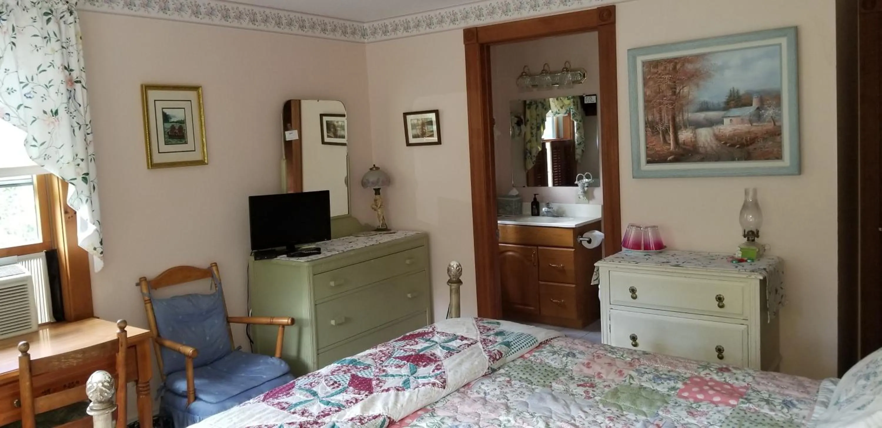 Bed in Eastgate Inn B&B