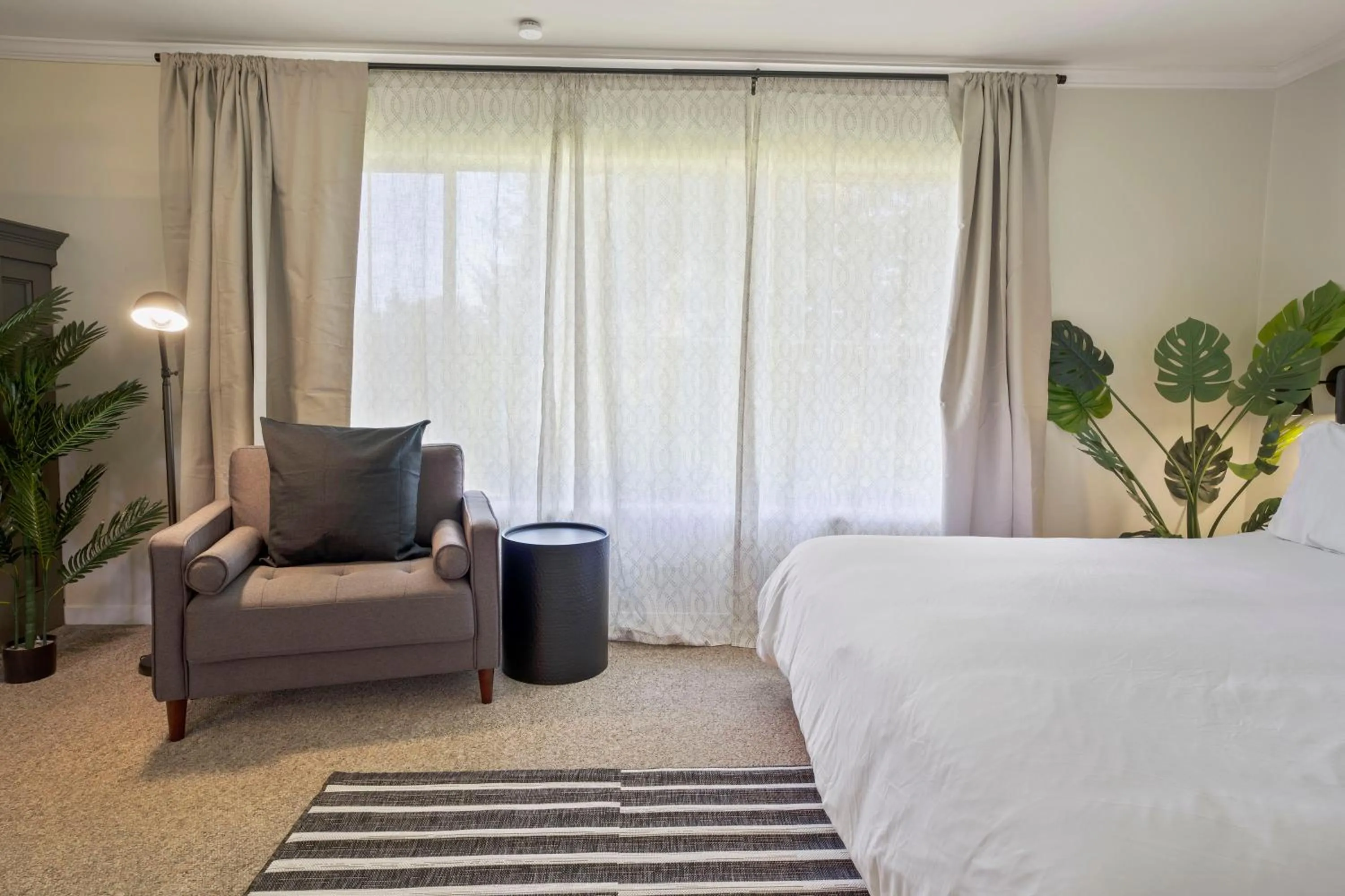 Seating area, Bed in Mendo Bungalow