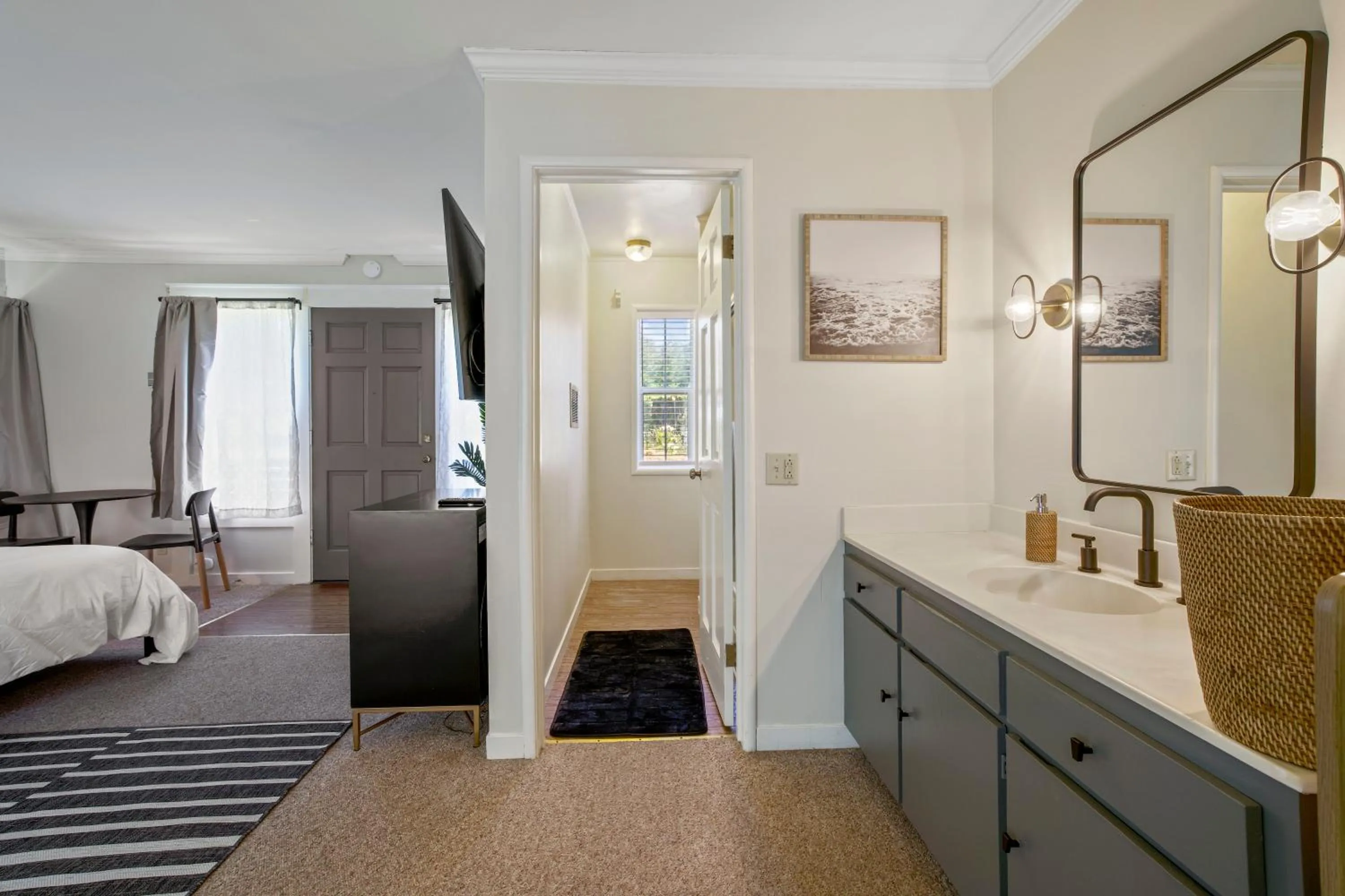 Bathroom, Bed in Mendo Bungalow
