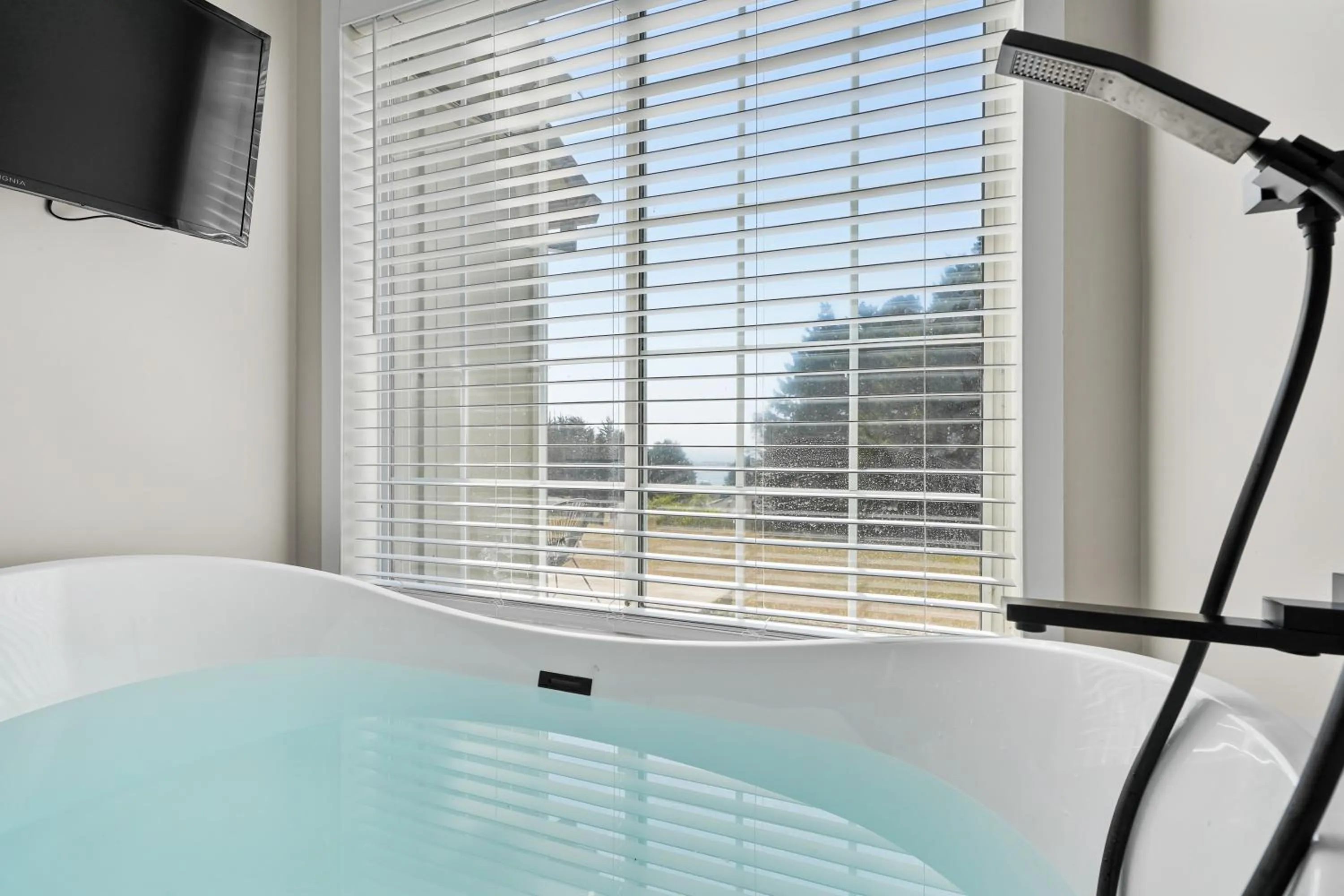 Bath in Mendo Bungalow