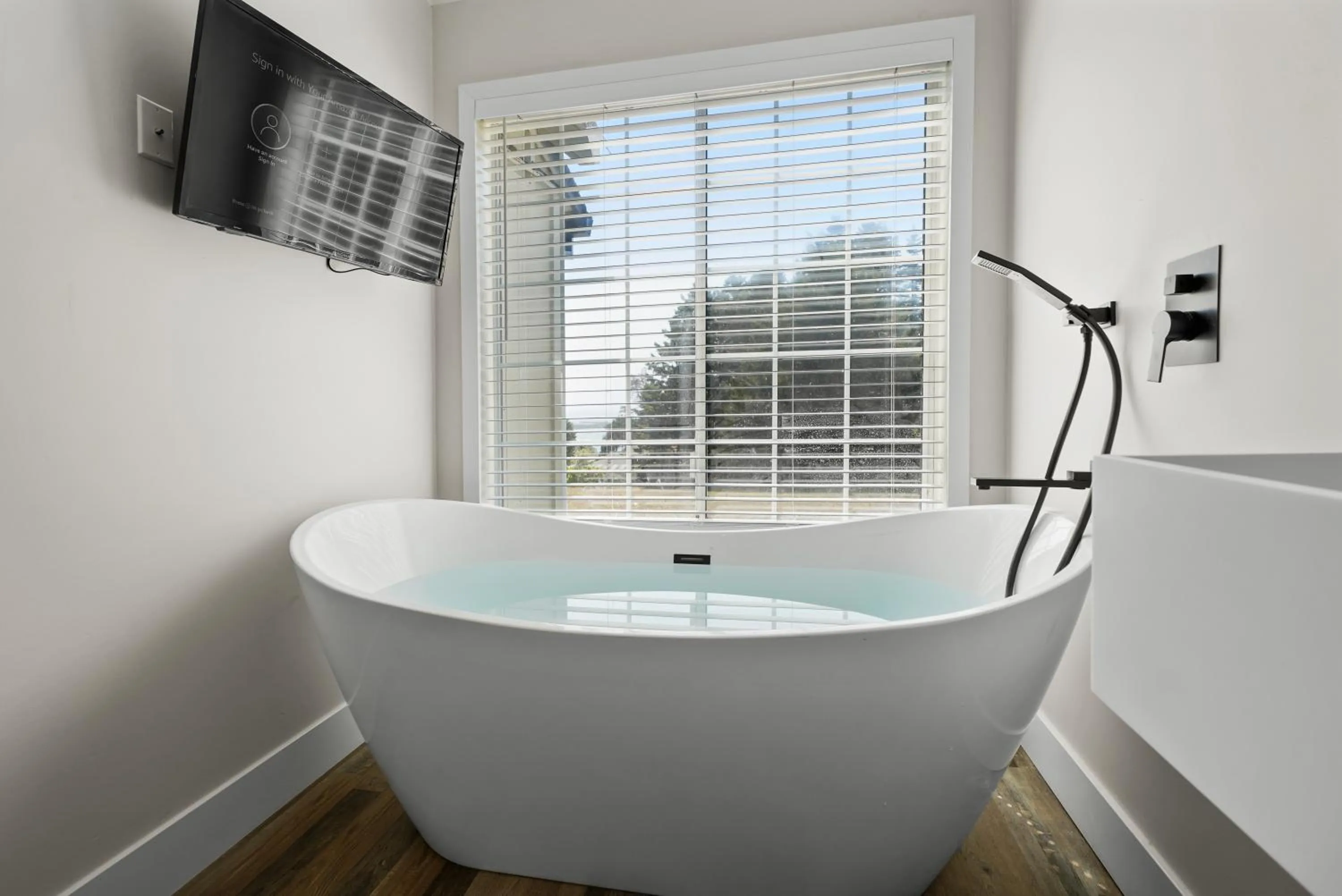 Bath in Mendo Bungalow