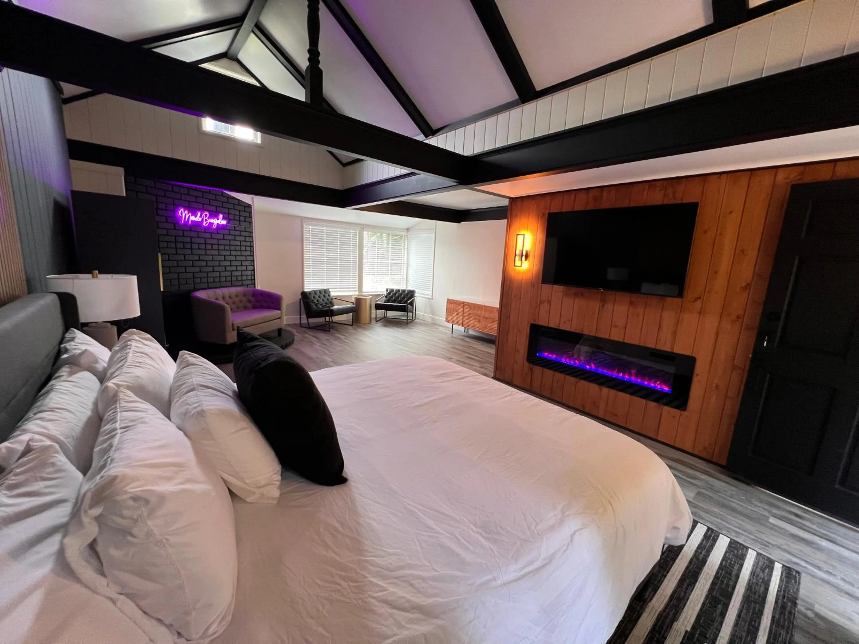 Photo of the whole room, Bed in Mendo Bungalow