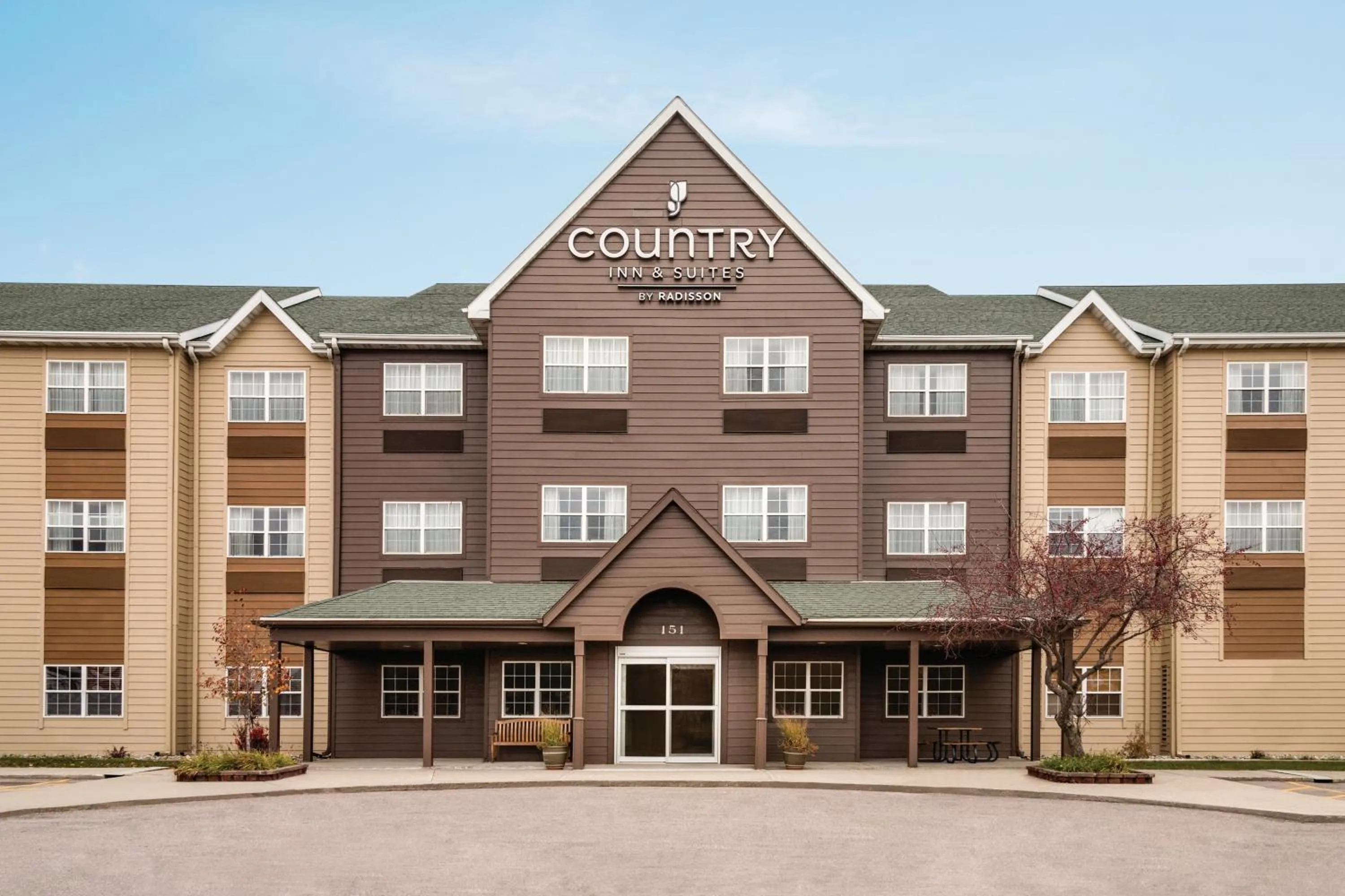 Property building in Country Inn & Suites by Radisson, Dakota Dunes, SD