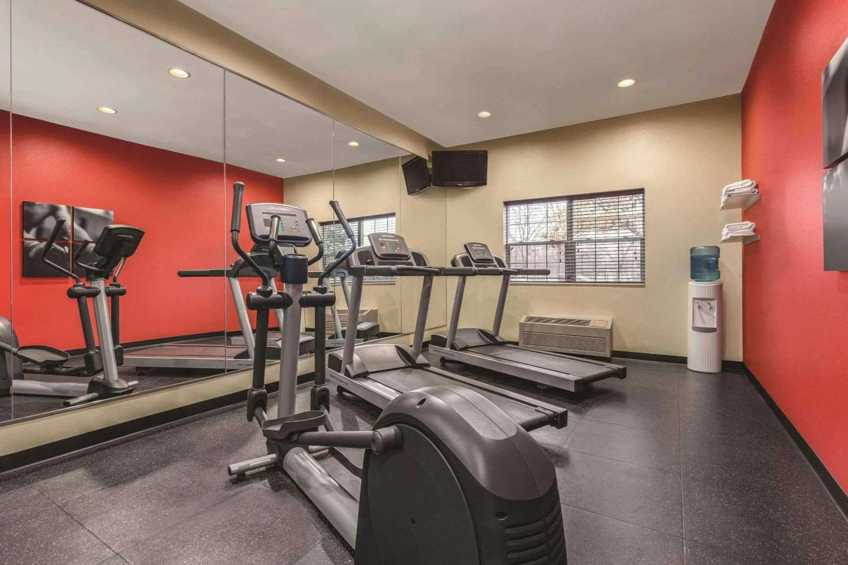 Fitness centre/facilities in Country Inn & Suites by Radisson, Dakota Dunes, SD