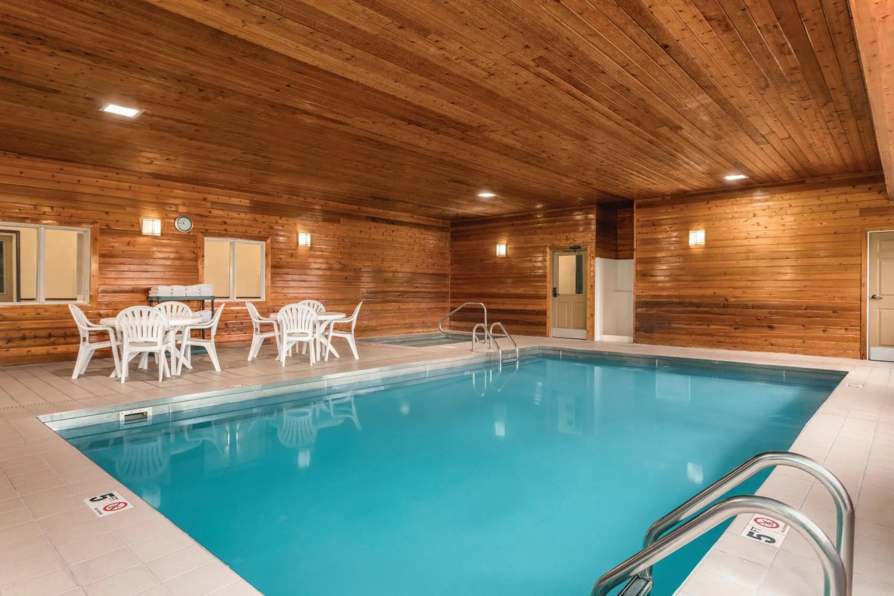 Swimming pool in Country Inn & Suites by Radisson, Dakota Dunes, SD