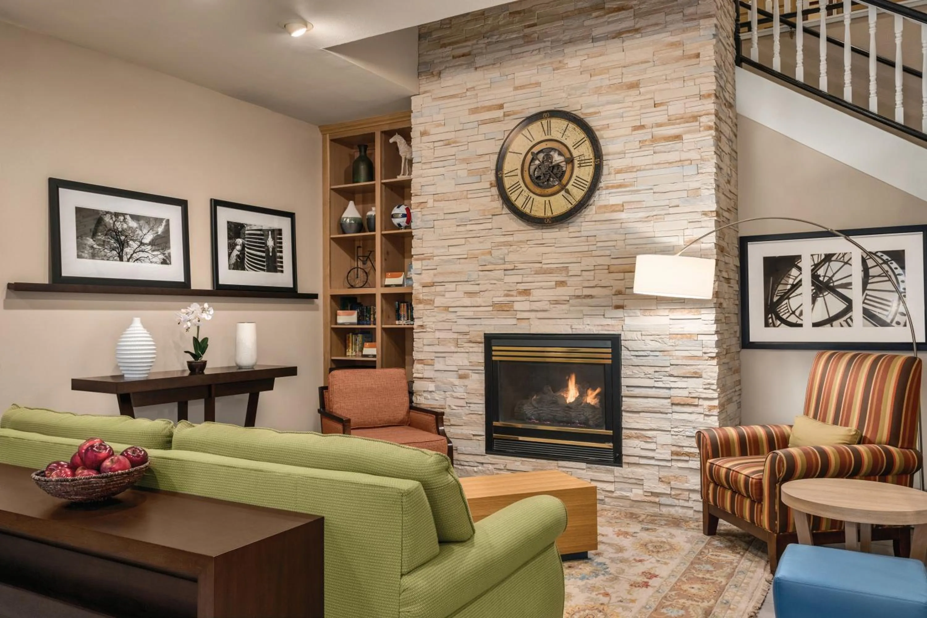 Lobby or reception in Country Inn & Suites by Radisson, Dakota Dunes, SD