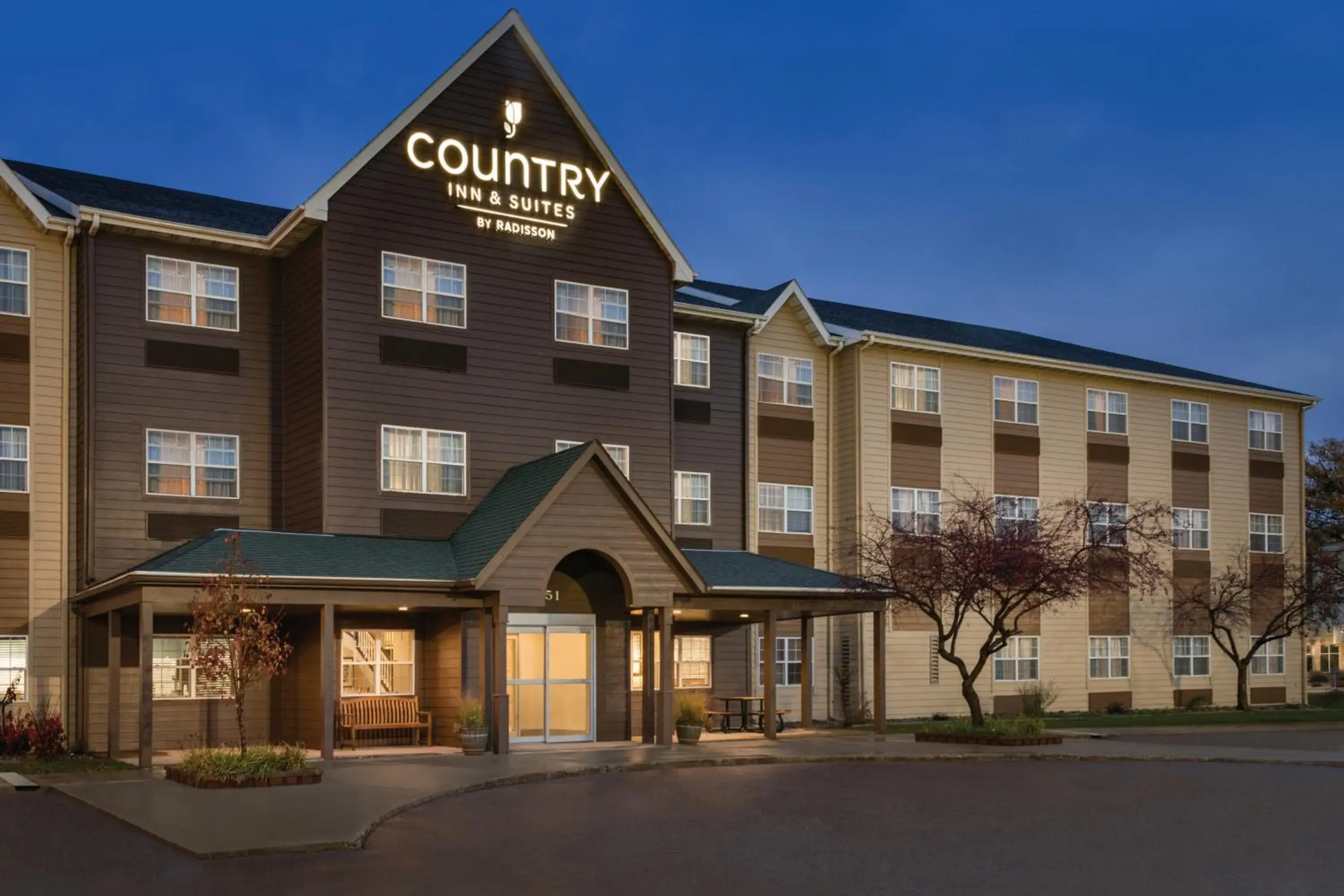 Property building in Country Inn & Suites by Radisson, Dakota Dunes, SD Property building in Country Inn & Suites by Radisson, Dakota Dunes, SD