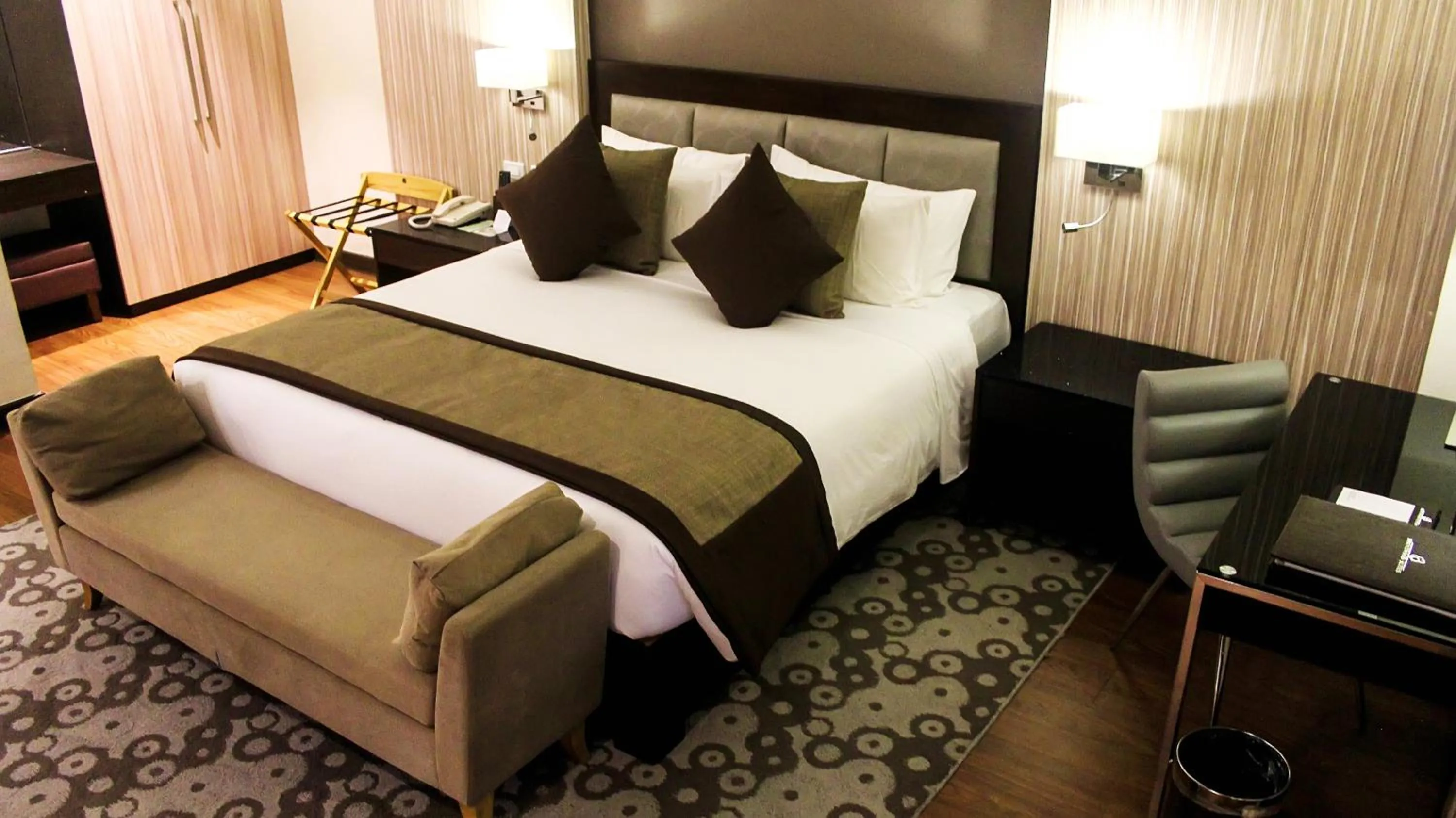 Photo of the whole room, Bed in Brentwood Suites