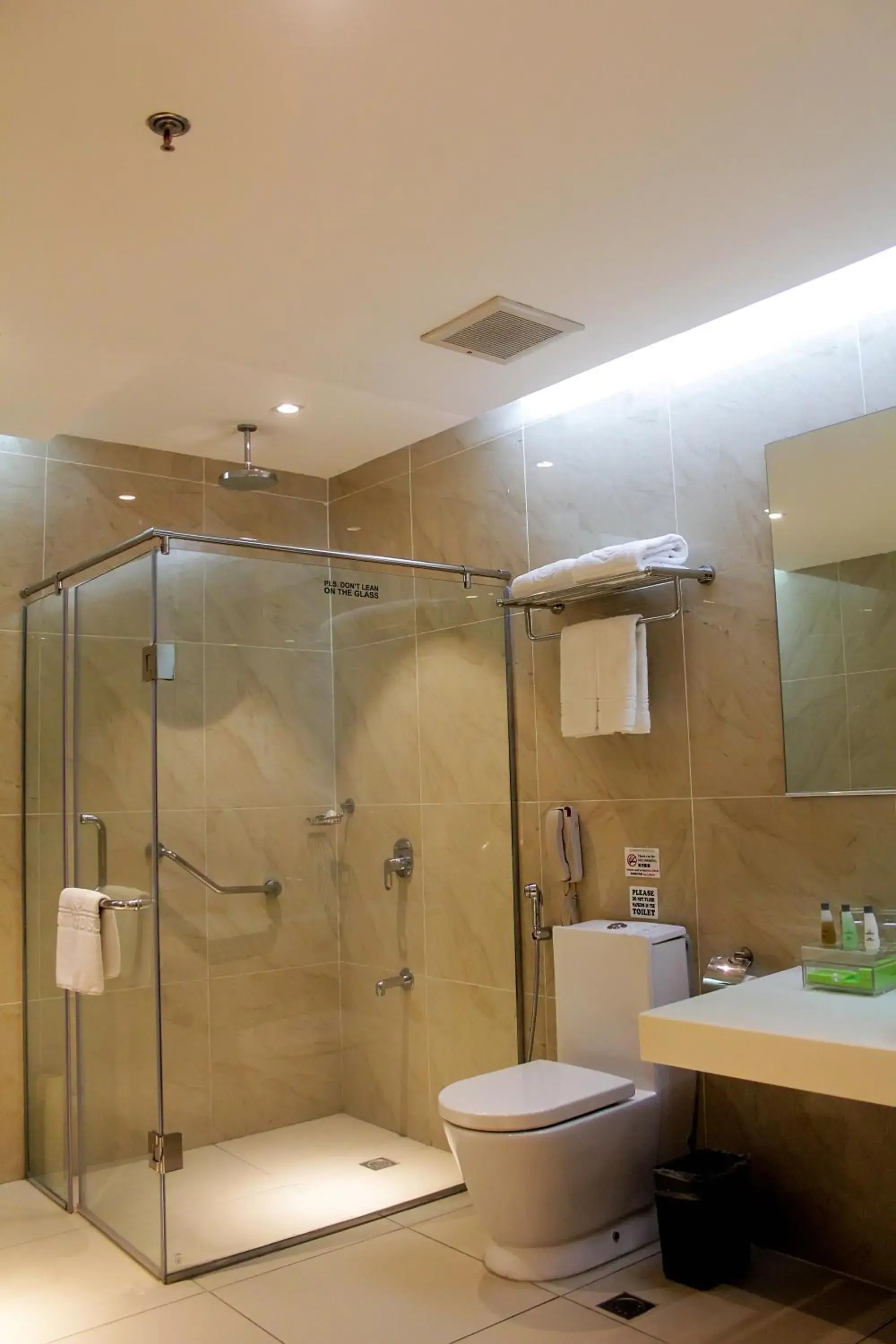 Bathroom in Brentwood Suites Bathroom in Brentwood Suites