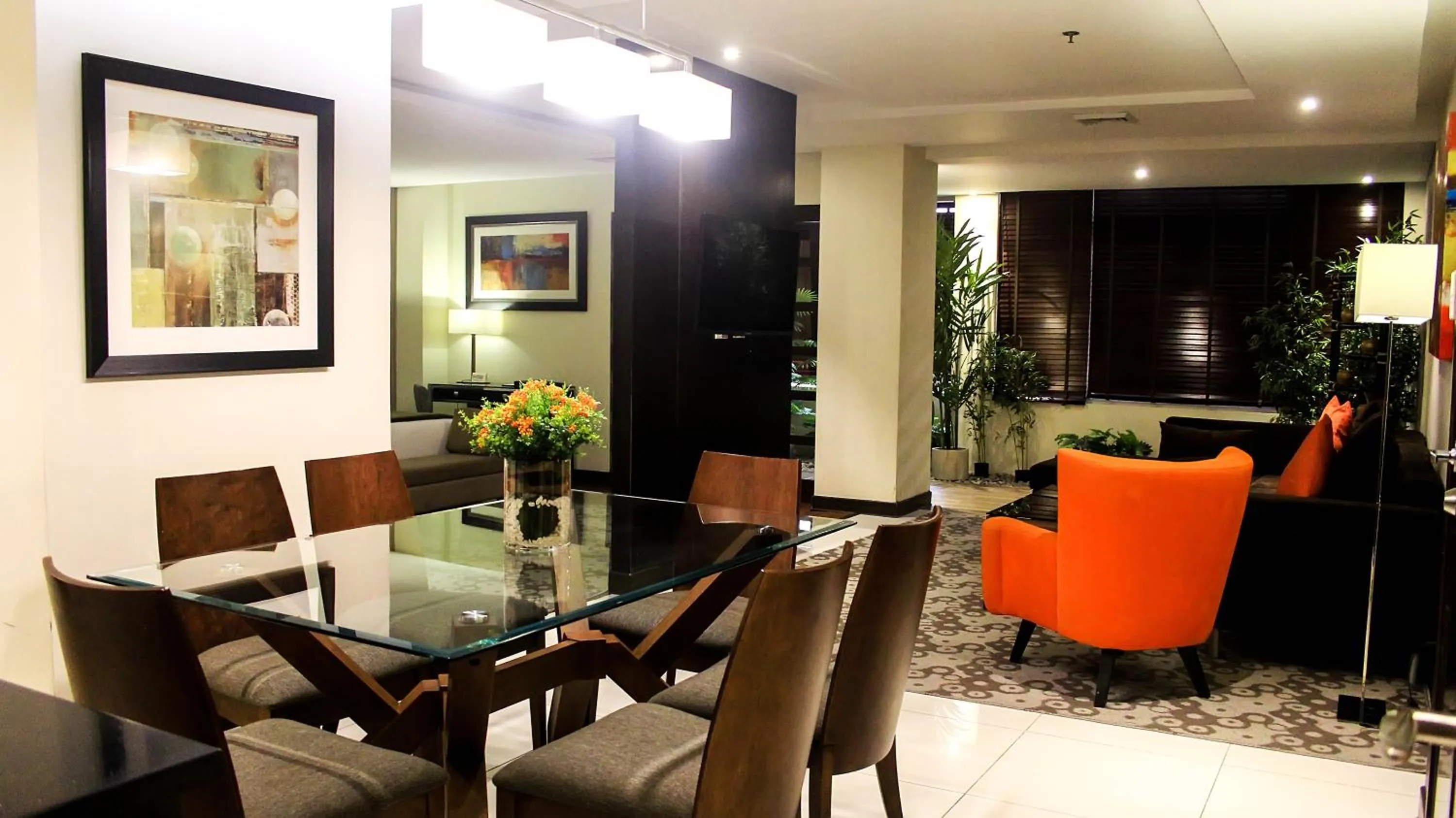 Dining area in Brentwood Suites
