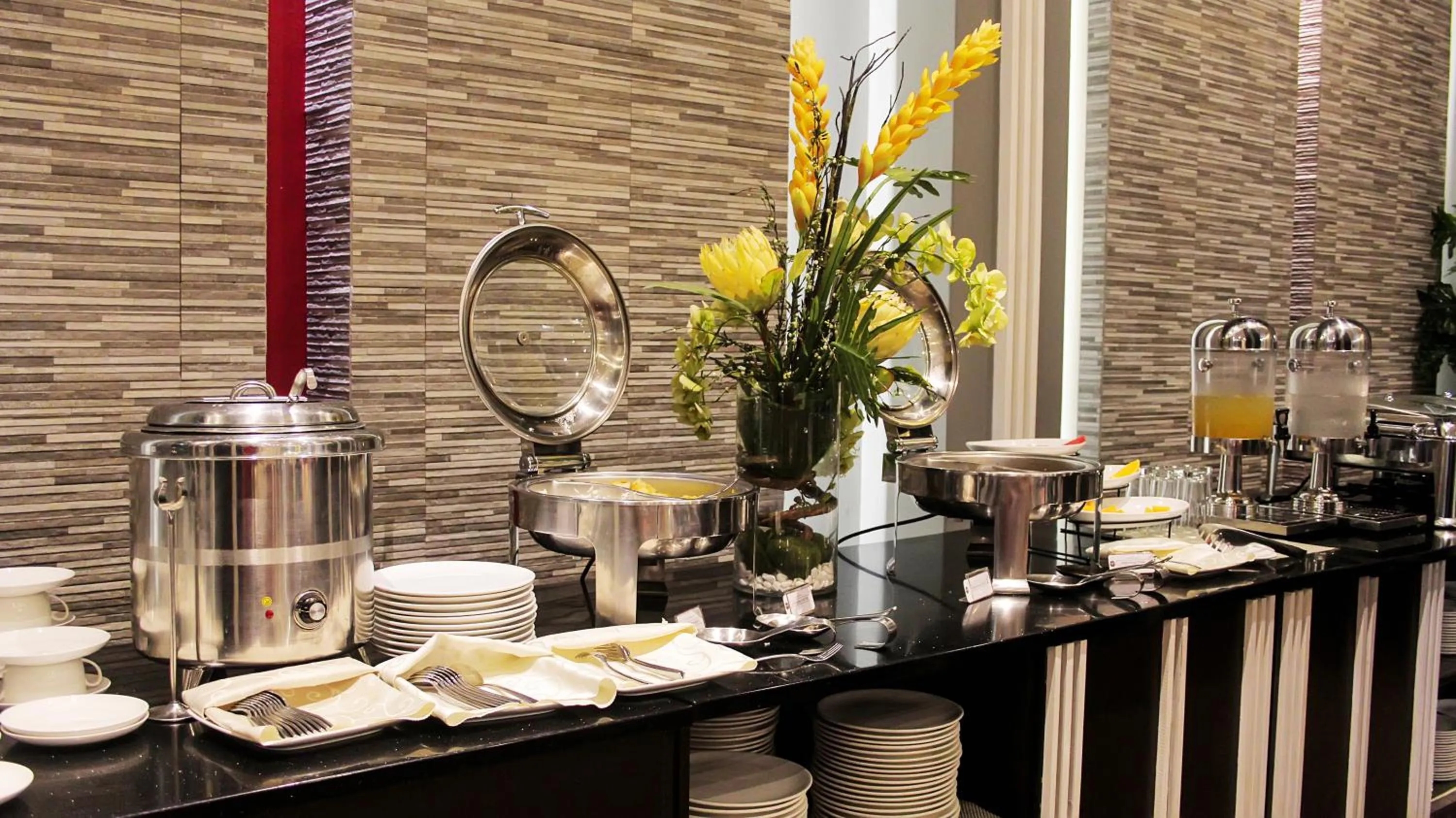 Restaurant/places to eat in Brentwood Suites