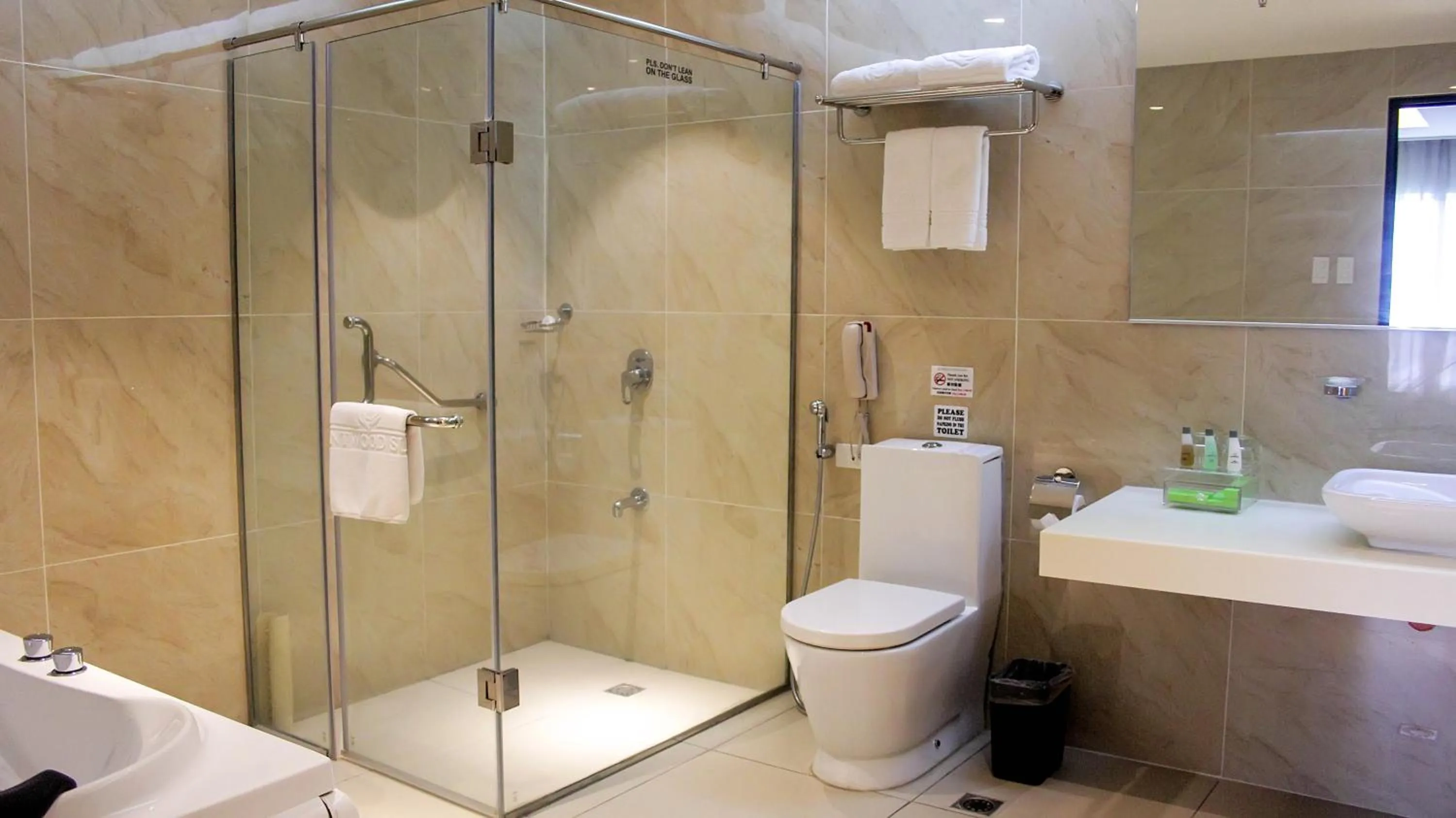 Shower in Brentwood Suites