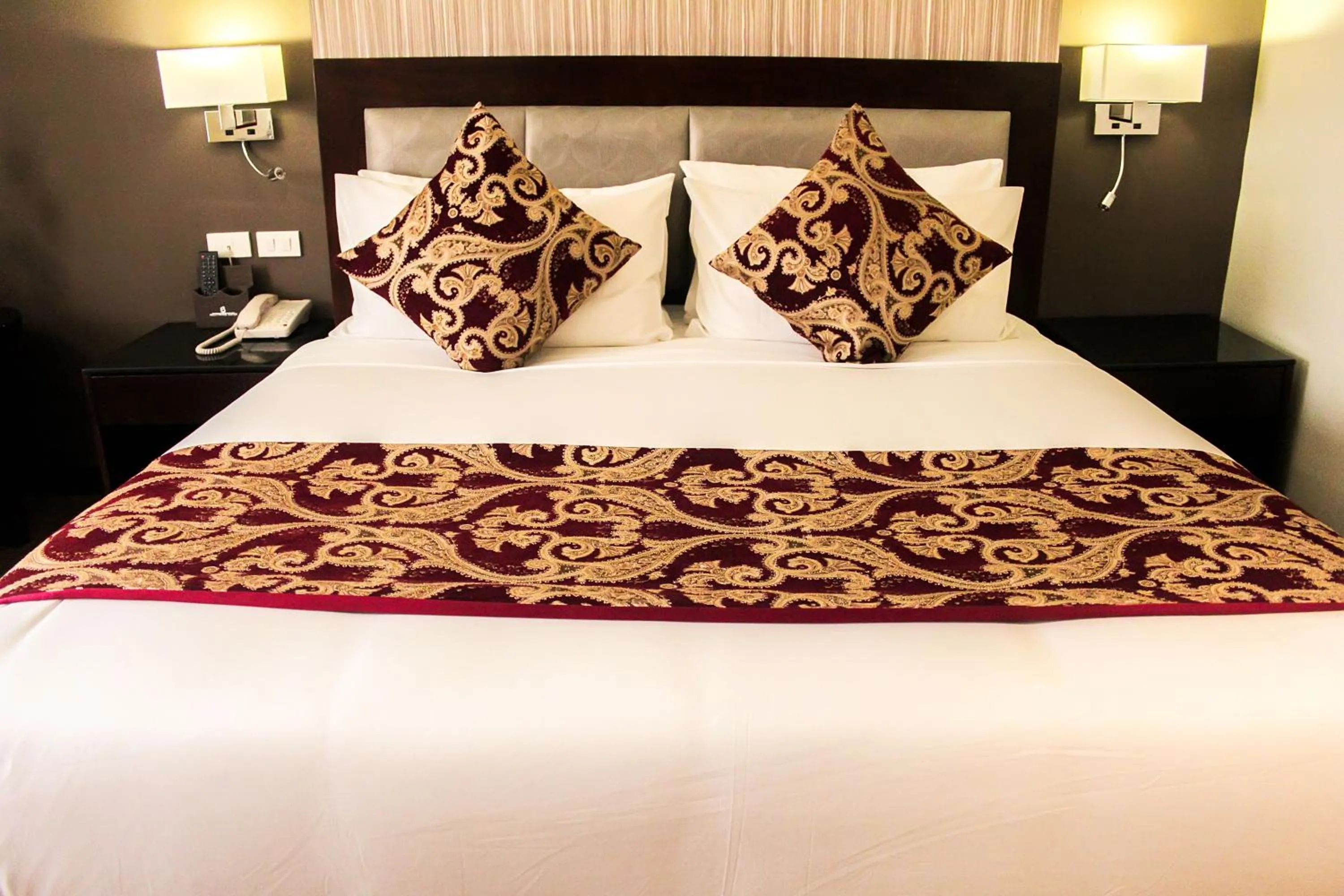 Bed in Brentwood Suites