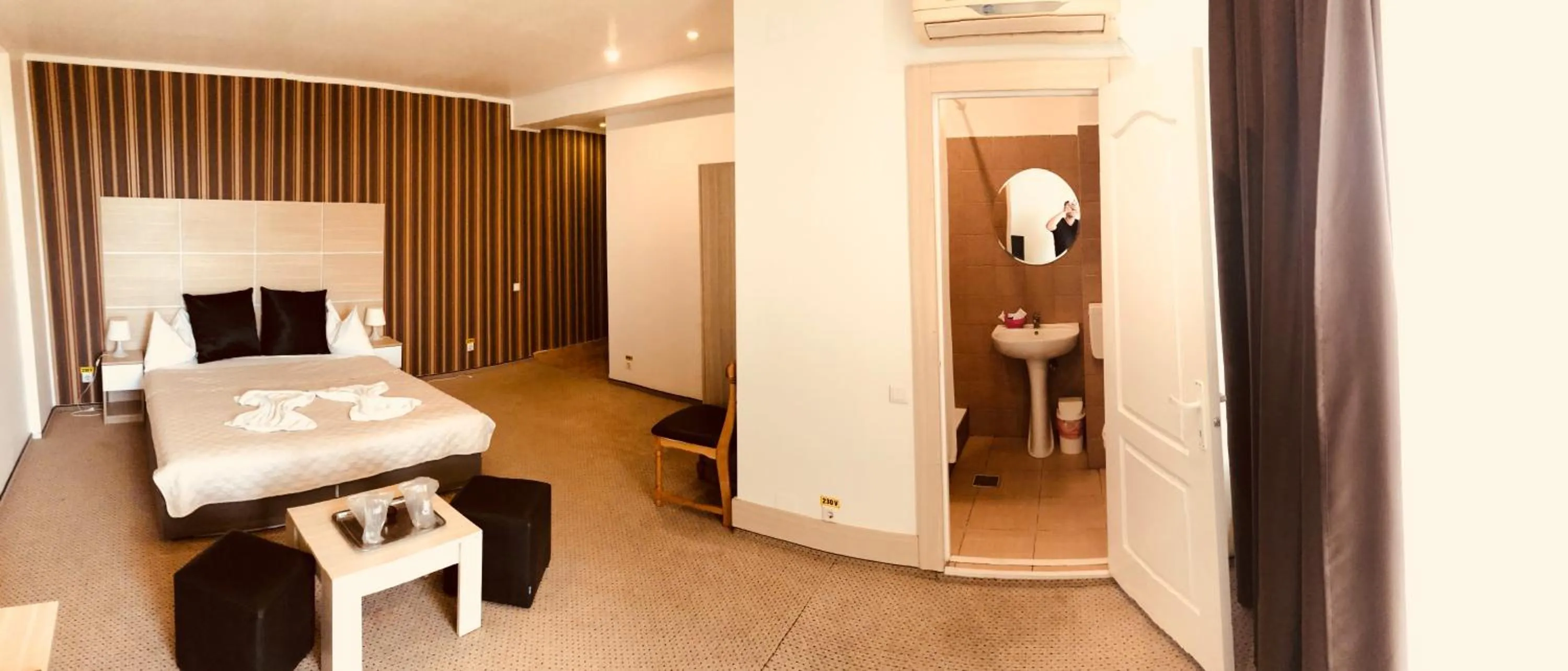 Bed in Hotel Mon Caprice