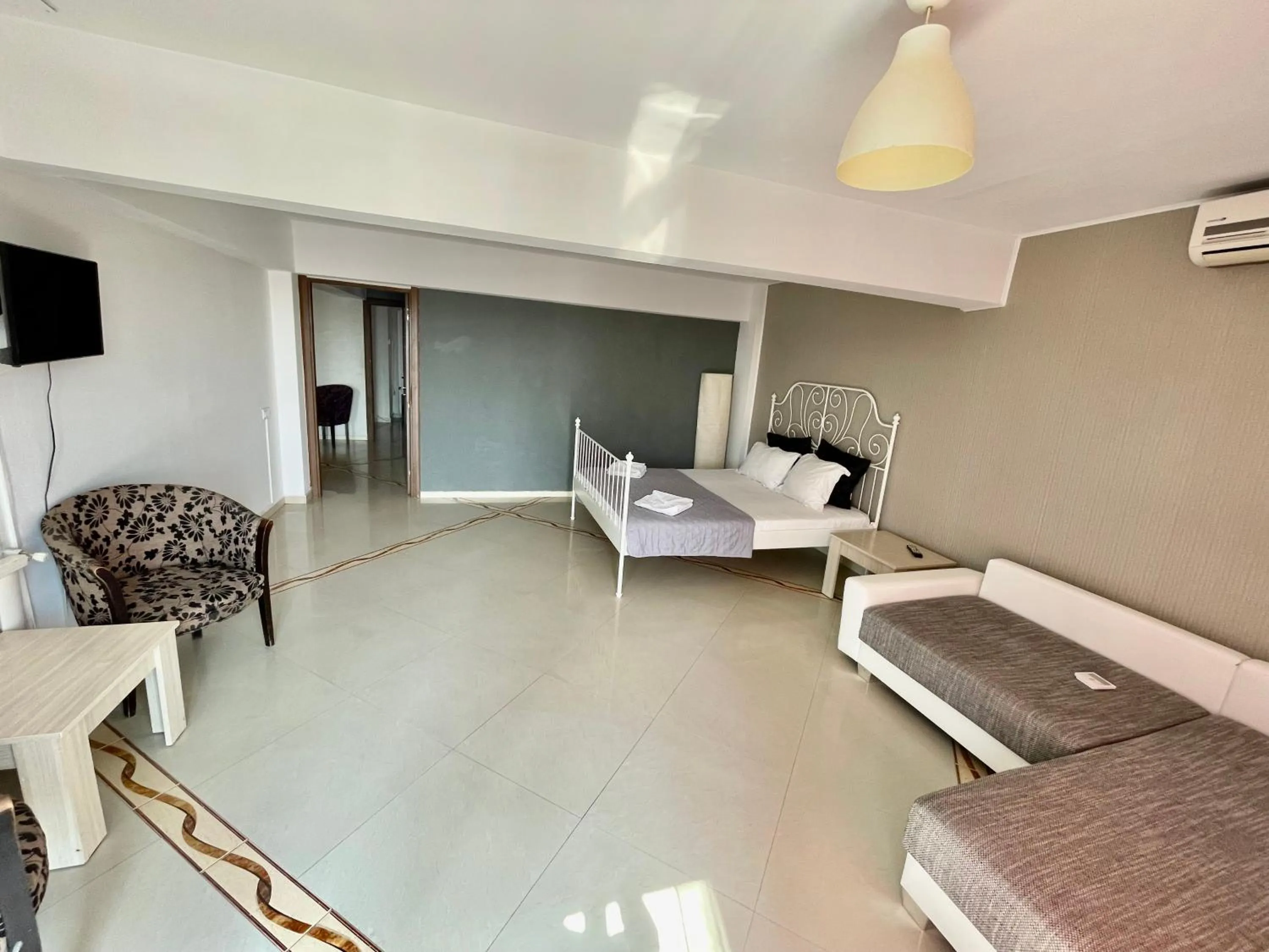 Bed in Hotel Mon Caprice