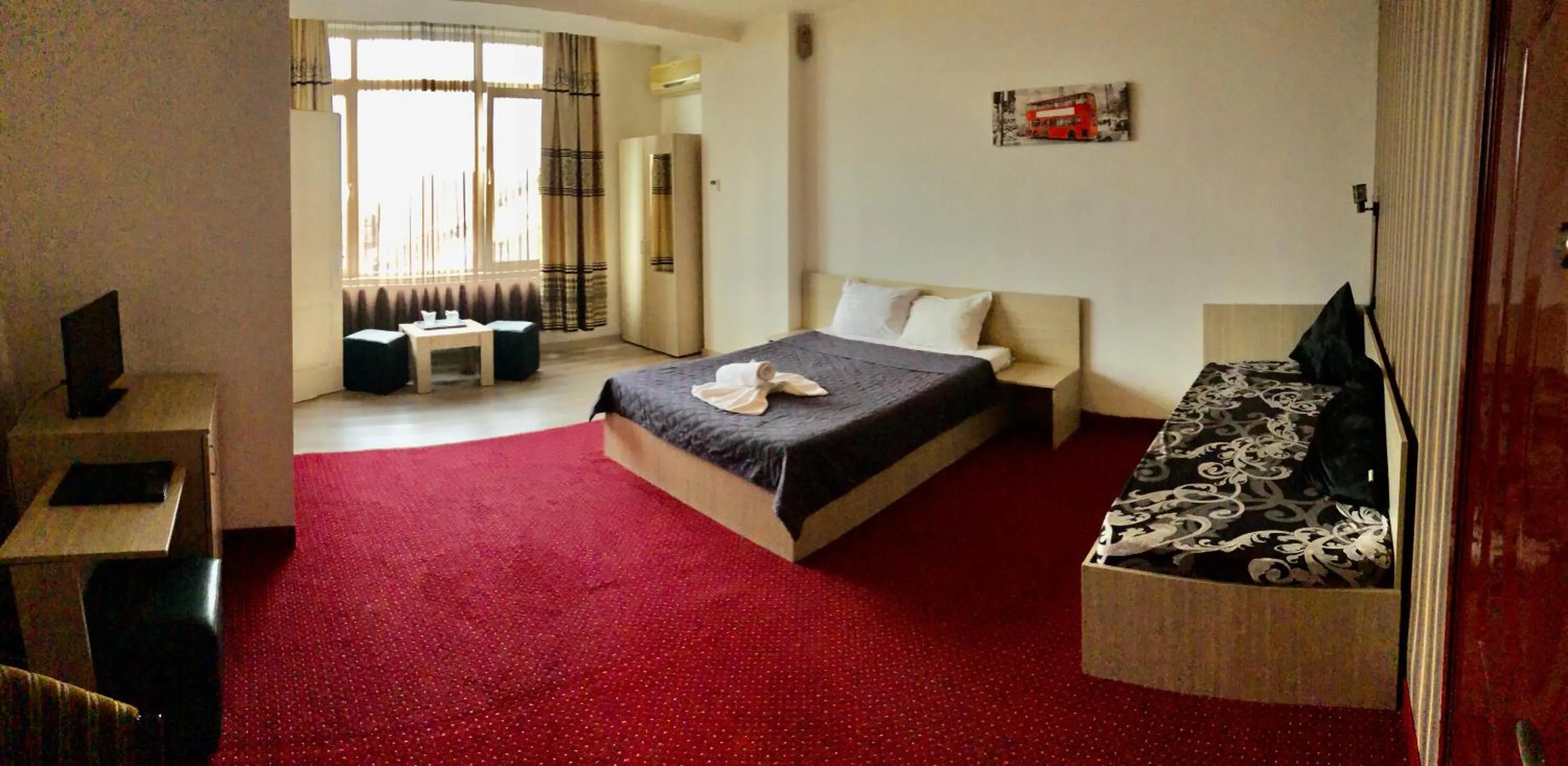 Living room, Bed in Hotel Mon Caprice