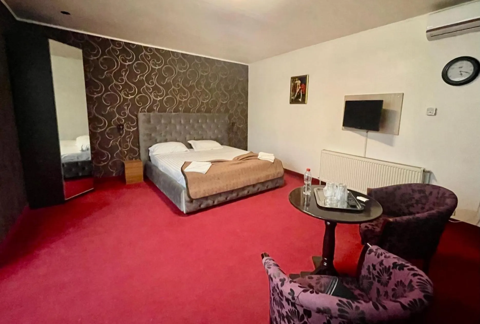 Bed in Hotel Mon Caprice